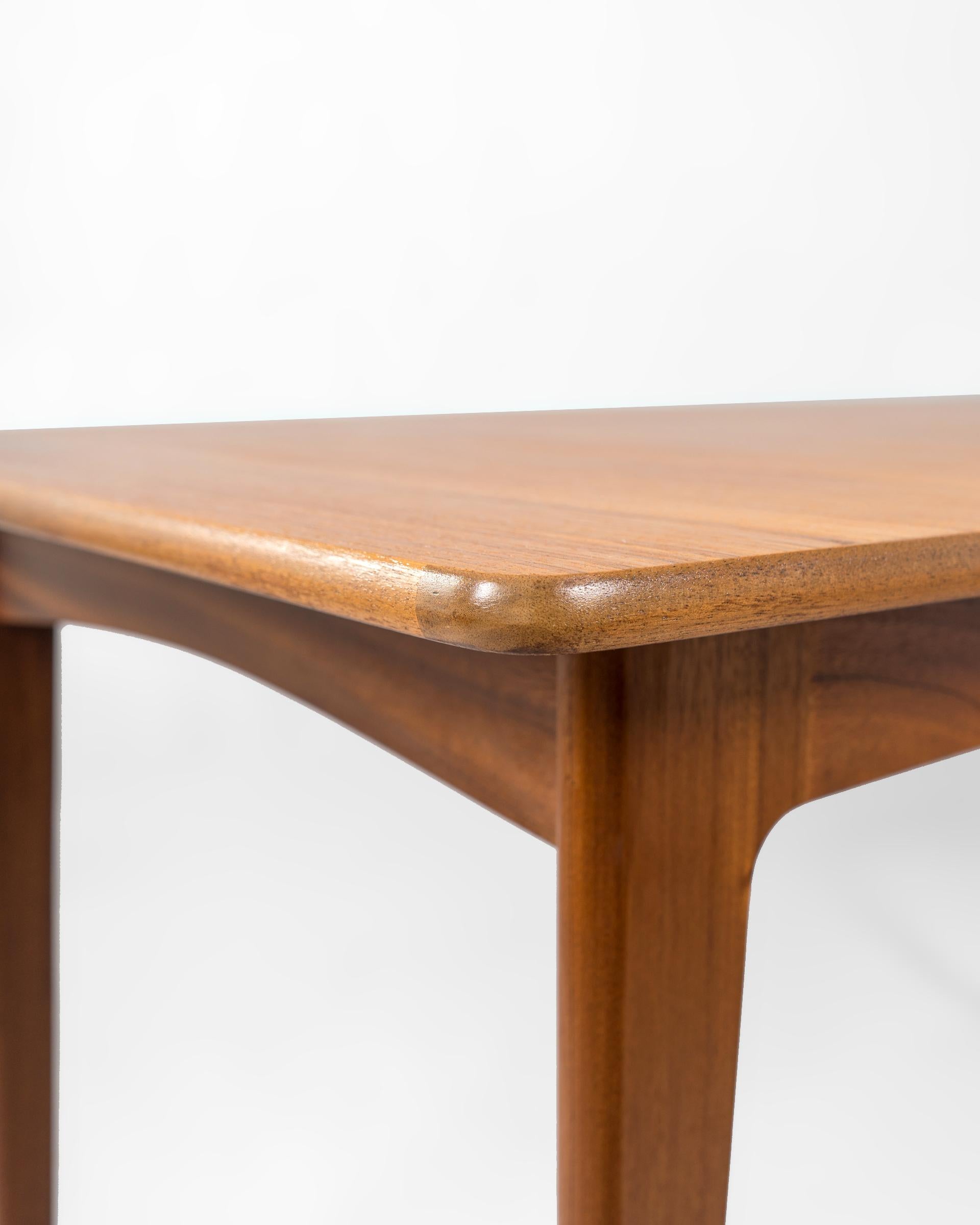 Mid Century Teak Extendable Dining Table, UK, circa 1960 For Sale 1