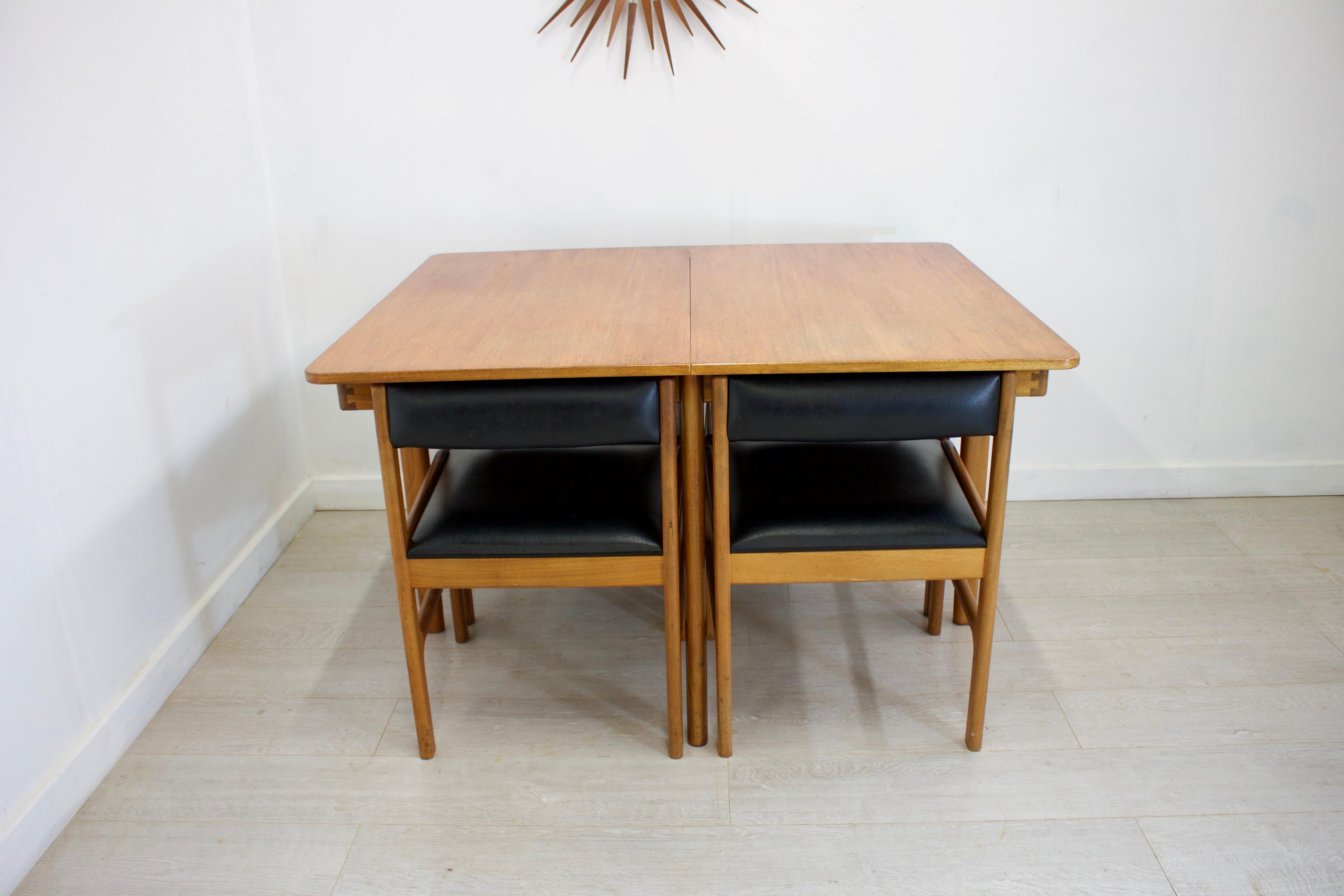 Midcentury design
- Midcentury extending dining table
- Made from teak and teak veneer
- Extended width 168 cm.