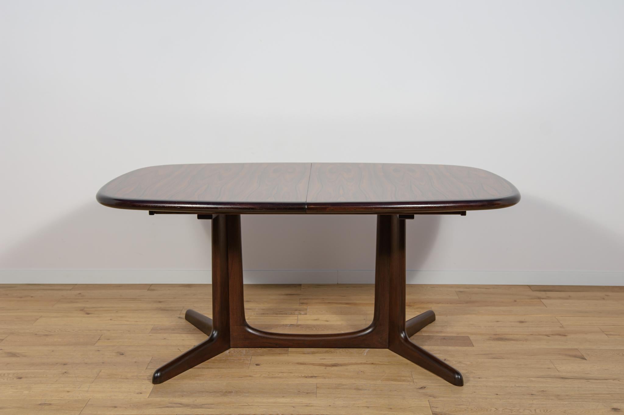 La mesa de palisandro fue diseñada en la década de 1970 por Niels Otto Møller para la fábrica danesa Gudme Møbelfabrik. La mesa, de forma ligera y sublime, tiene dos extensiones que te permiten ampliarla de 161 cm a 209 cm y 259 cm. La mesa ha sido