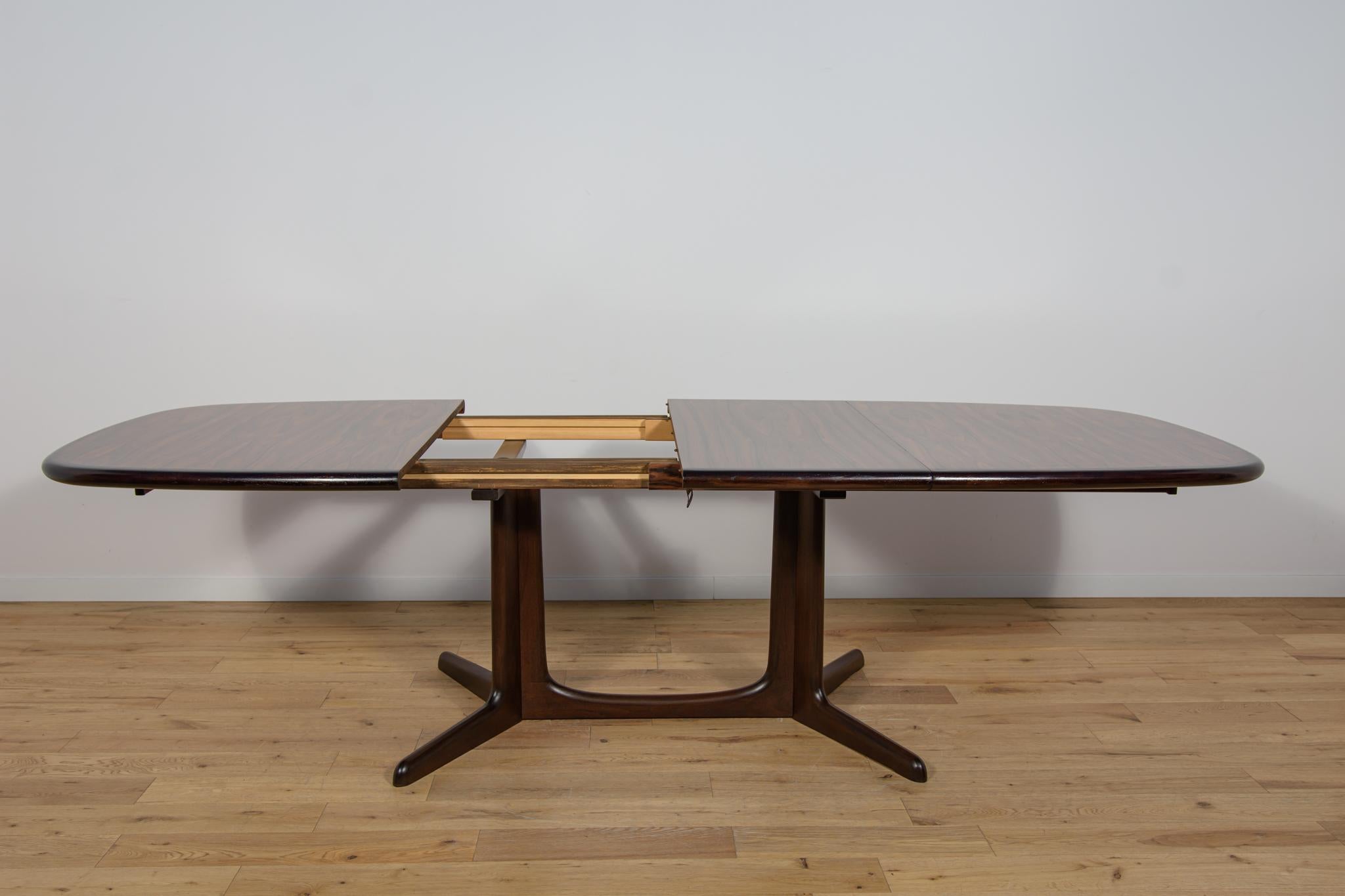 Mesa extensible de teca de mediados de siglo by N.O. Møller para la fábrica de muebles Gudme. Palo de rosa en venta