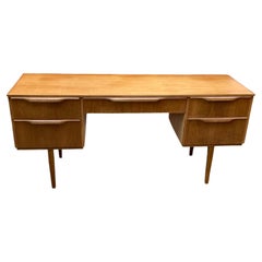 Scrivania/Dresser basso Austinsuite a cinque cassetti in teak del Mid Century