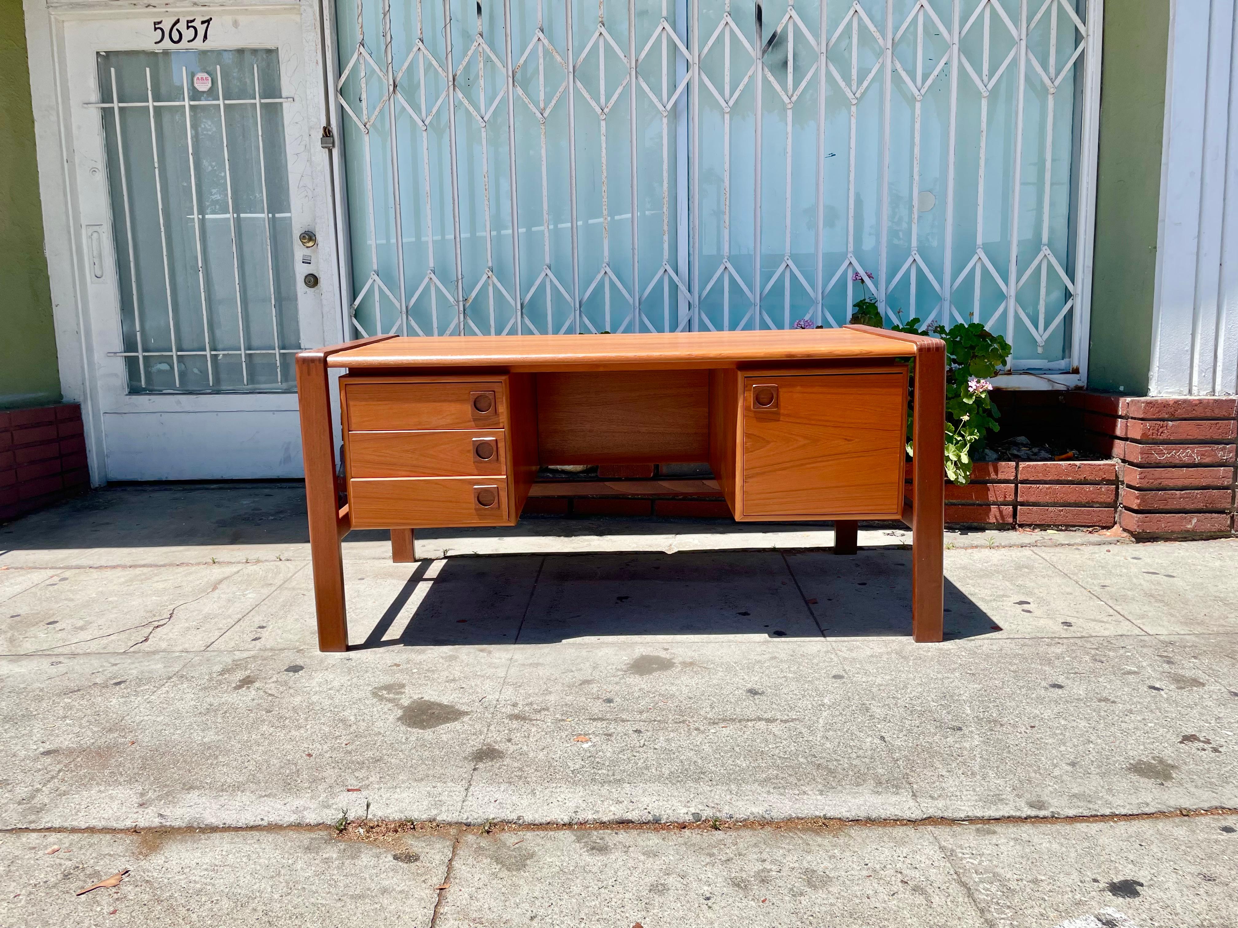 Mid-century executive floating top desk by H.P Hansen manufactured in Demark circa 1960s. This beautiful desk was made of the highest quality teak, giving them an excellent color tone and beautiful grain patterns. It features three dovetail drawers