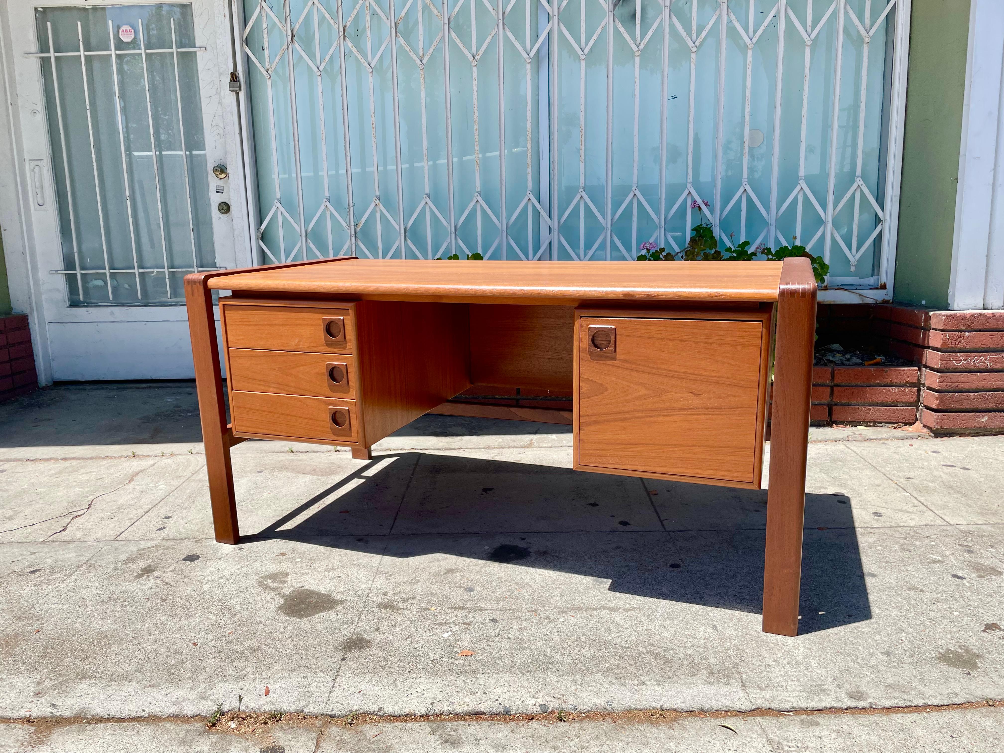 Mid Century Teak Floating Top Executive Desk by H.P Hansen In Good Condition In North Hollywood, CA