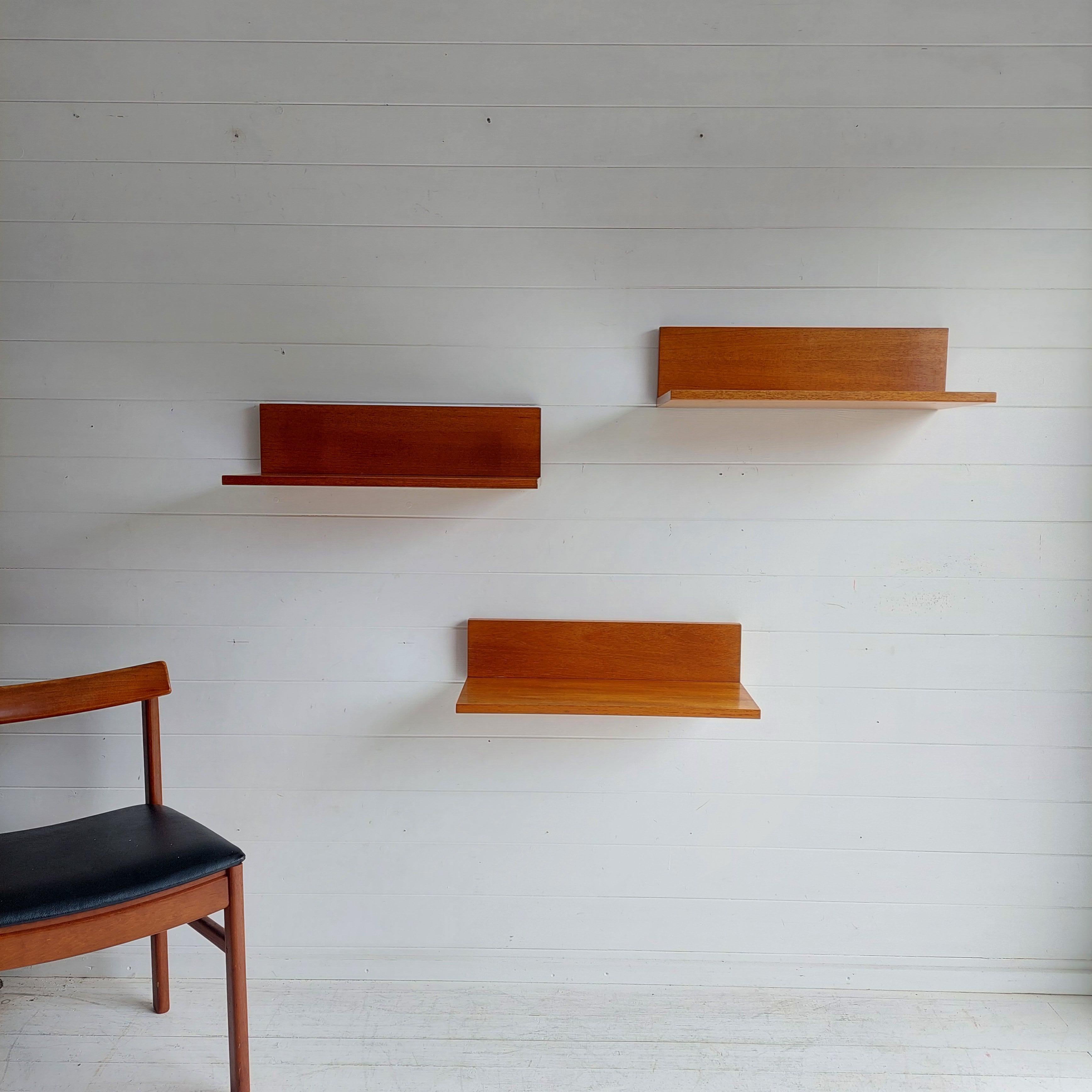 Mid century Teak floating wall shelf shelves  Beaver and Tapley 70s, set of 3 In Good Condition In Leamington Spa, GB