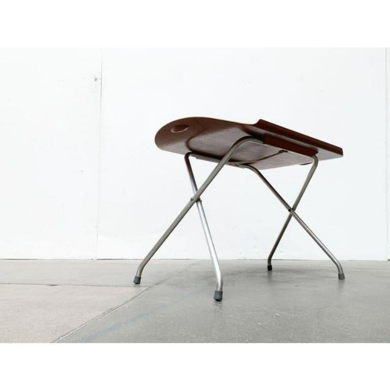 This mobile table design impresses with its elegant shape and functionality. The table consists of two elements, the table top … Read more This mobile table design impresses with its elegant shape and functionality. The table consists of two