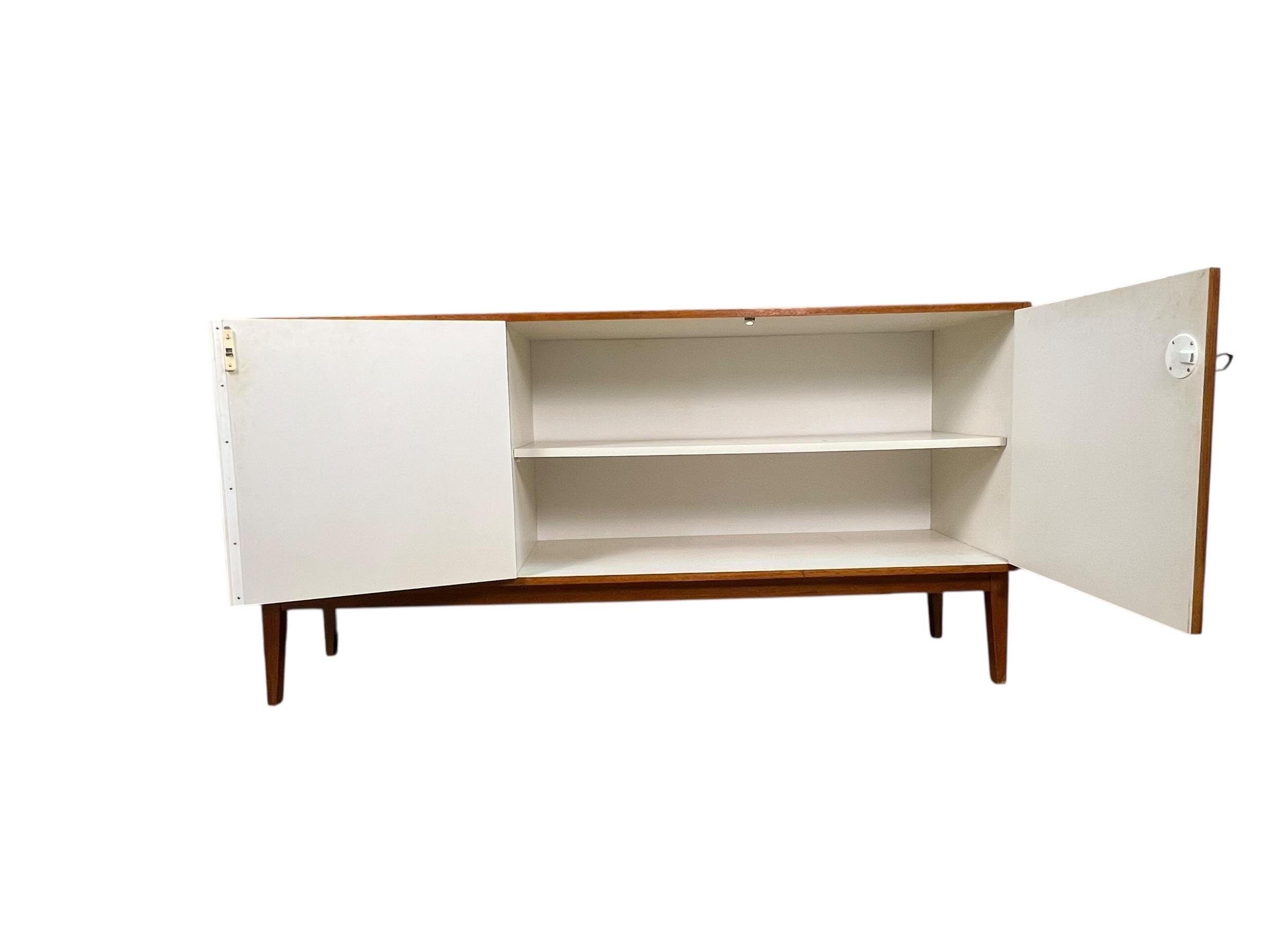 Mid-Century moderno Credenza di metà secolo in teak Friedrich Landwehr Möbelfabrik in vendita