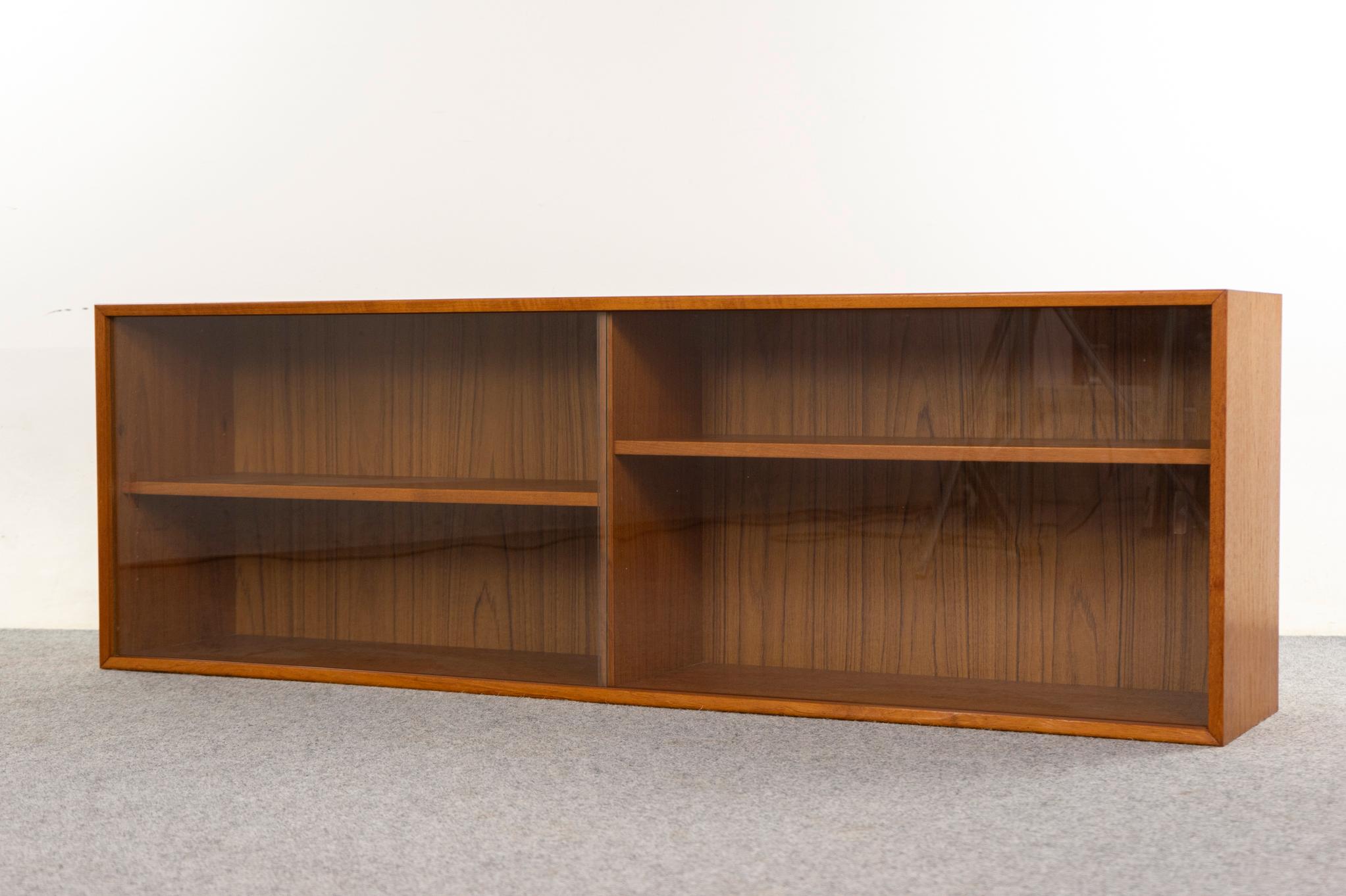 Scandinave moderne Cabinet de curiosité en teck et verre du milieu du siècle en vente