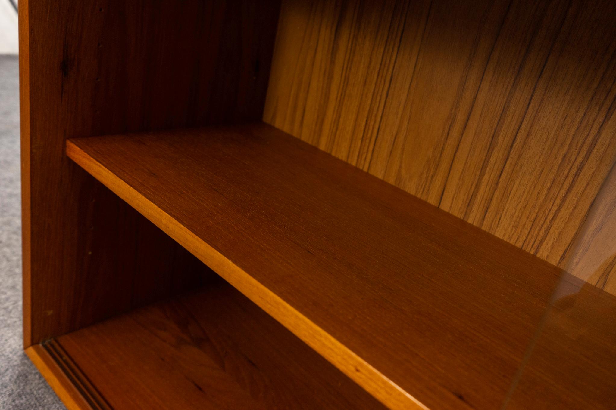 Placage Cabinet de curiosité en teck et verre du milieu du siècle en vente