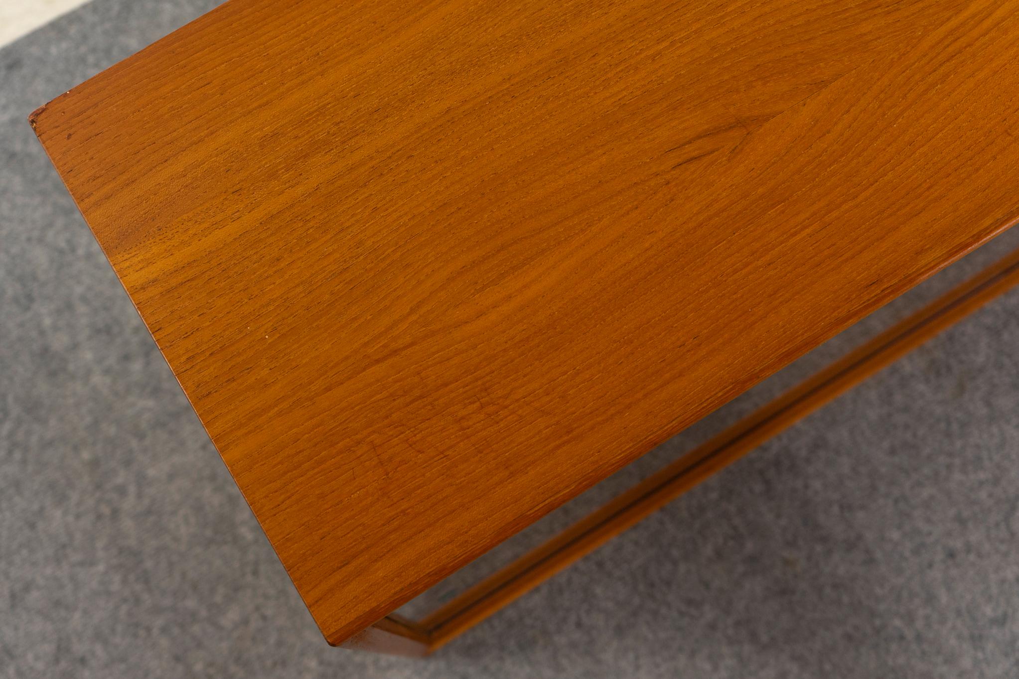 Cabinet de curiosité en teck et verre du milieu du siècle Bon état - En vente à VANCOUVER, CA