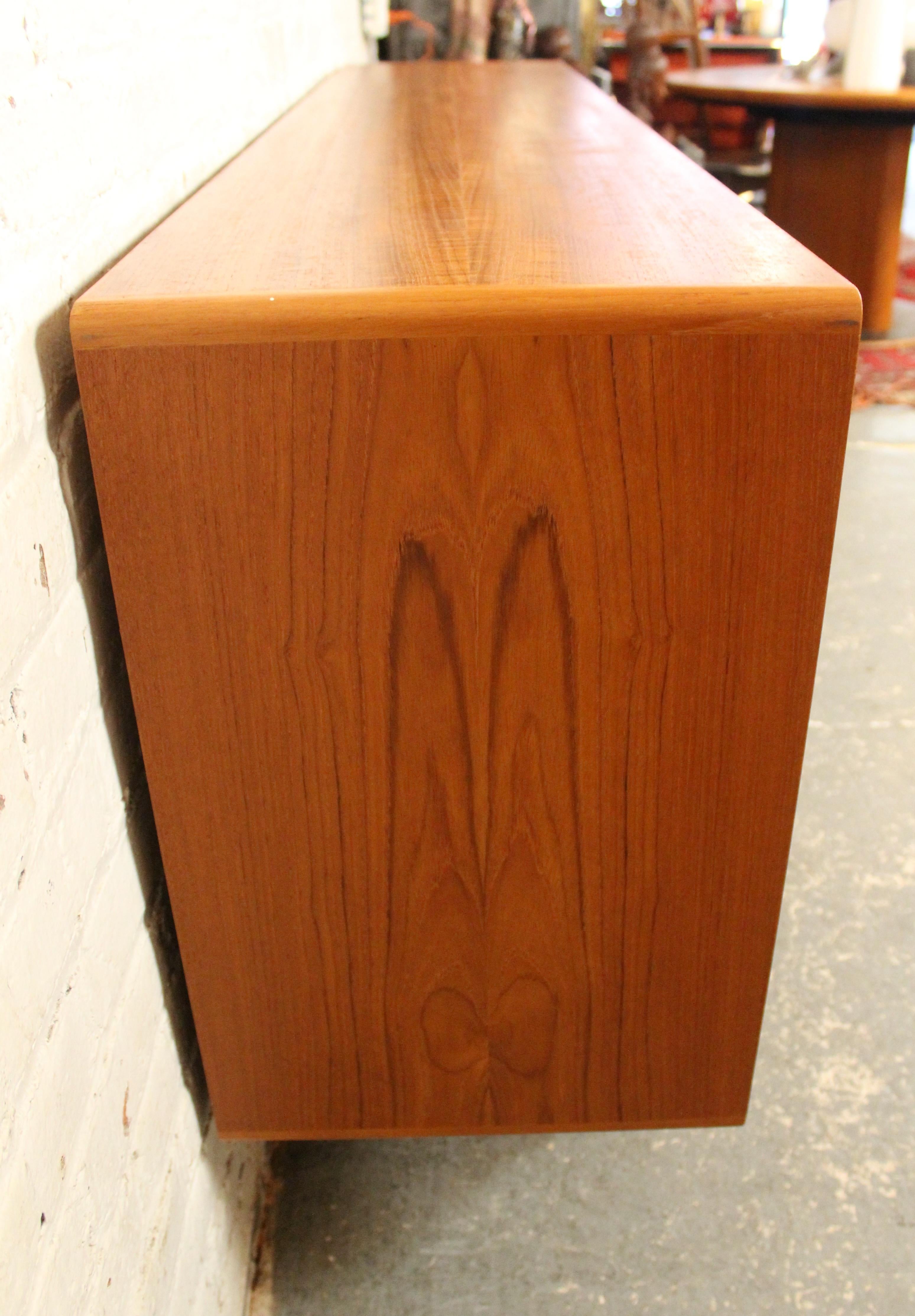 Mid-Century Teak Glass Door Bookcase Topper by Dyrlund In Good Condition For Sale In Brooklyn, NY