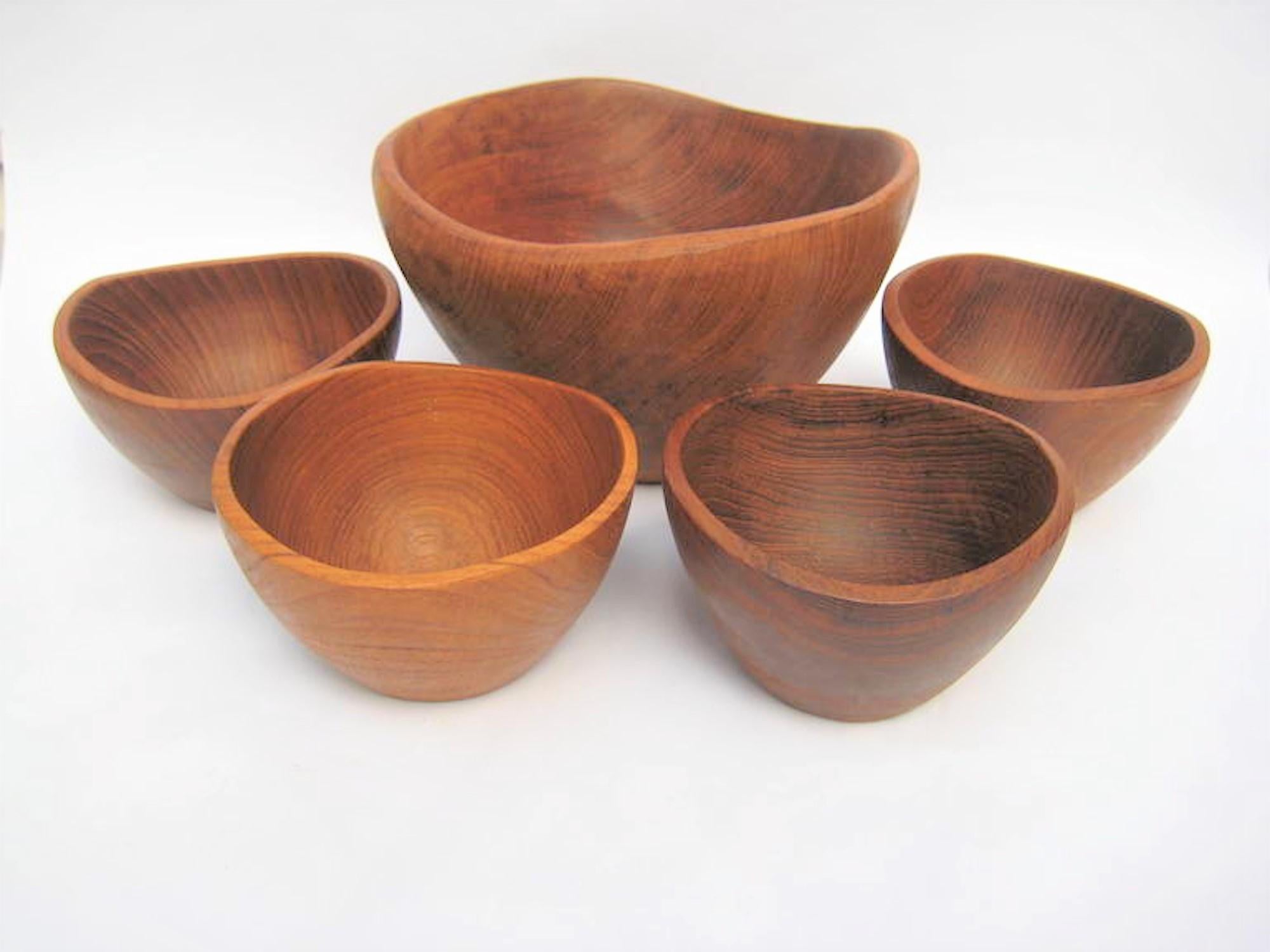Beautiful midcentury 1960s hand-turned teak 5 piece bowl set. Includes one large bowl and four small bowls. Excellent condition.

Measurements:
Large bowl height 6