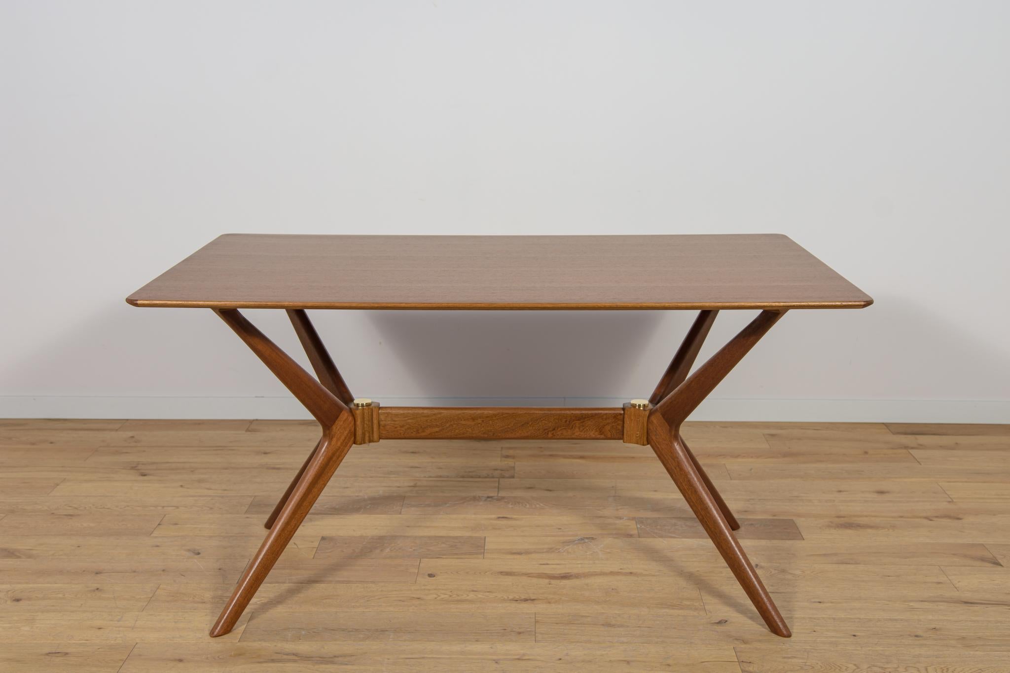 Mesa de comedor también conocida como mesa Helicóptero. Esta mesa Helicóptero de teca data de los años sesenta. Fue fabricado por la británica G-Plan. Los elementos de madera se han limpiado y pintado con un mordiente de roble, y se han pulido con