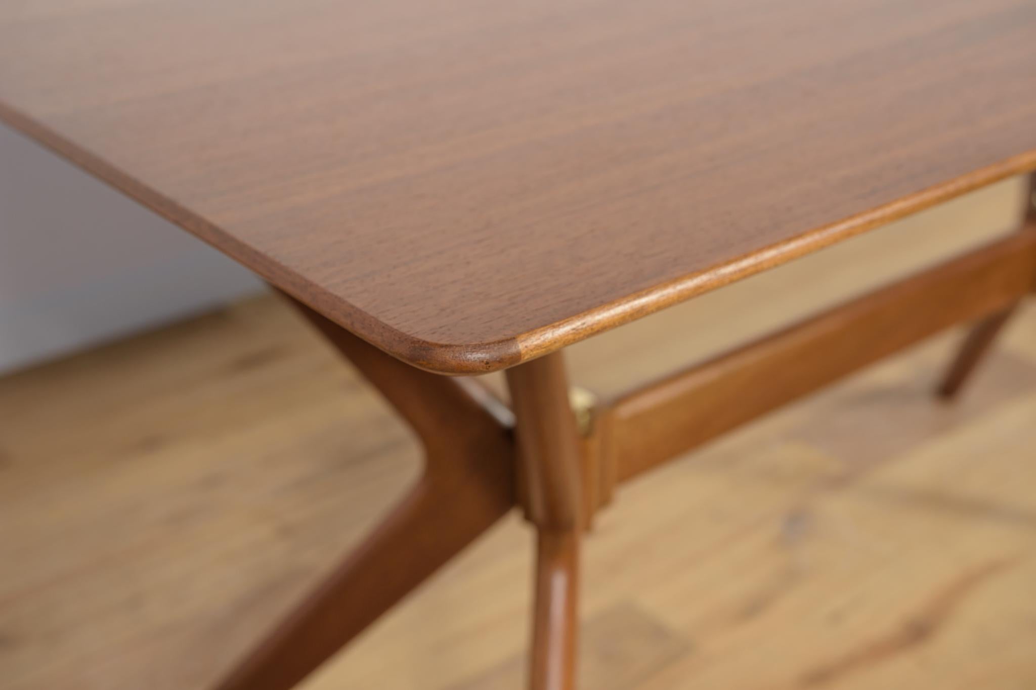 Mesa de comedor de helicóptero de teca de mediados de siglo de G-Plan, Reino Unido, años 60 Latón en venta