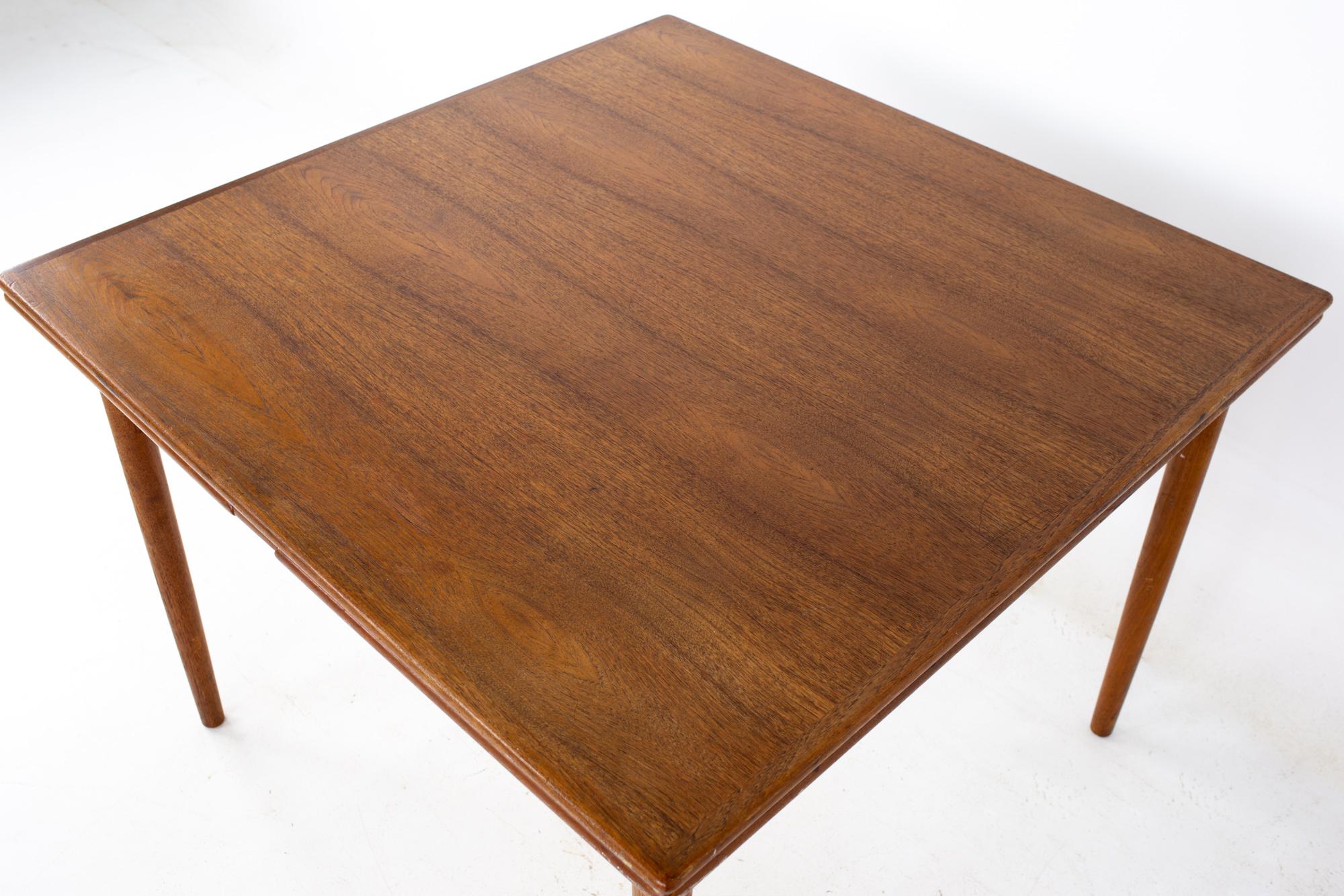Mid Century Teak Hidden Leaf Expanding Dining Table In Good Condition In Countryside, IL