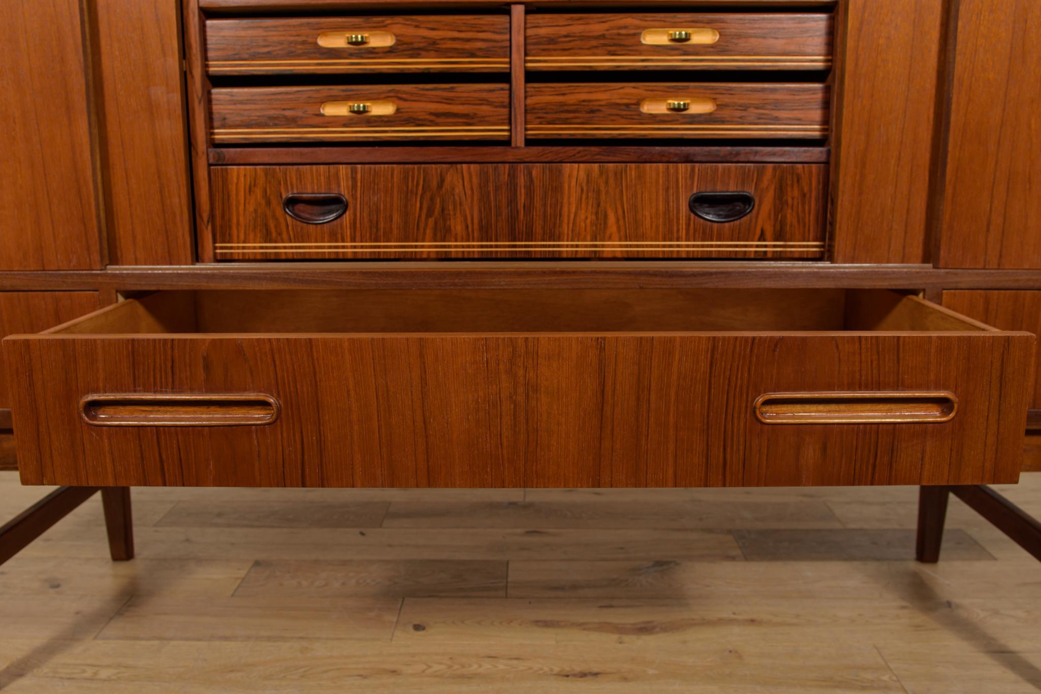 Credenza alta in teak di metà secolo, Danimarca, anni '60 in vendita 9
