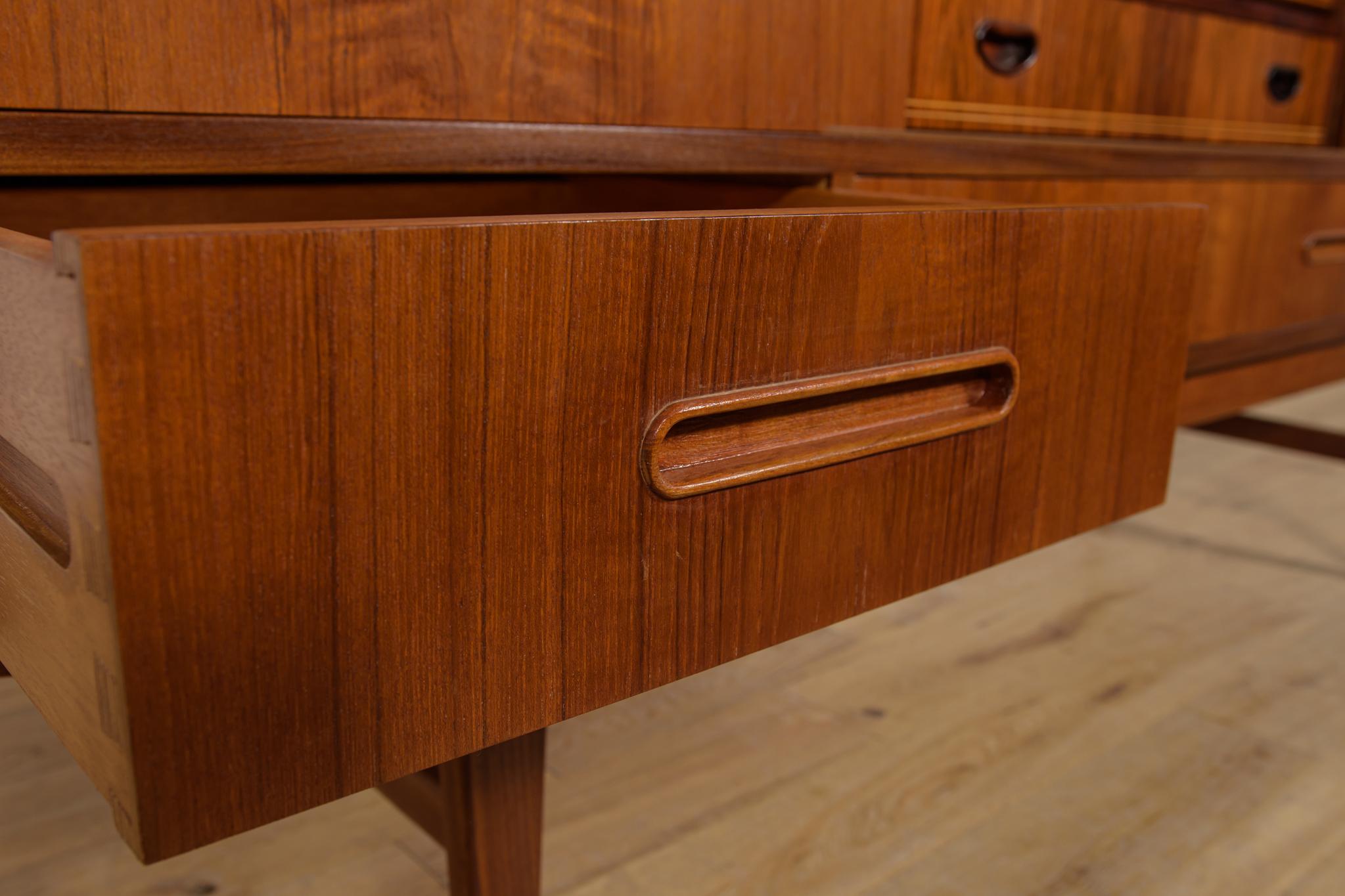 Credenza alta in teak di metà secolo, Danimarca, anni '60 in vendita 10