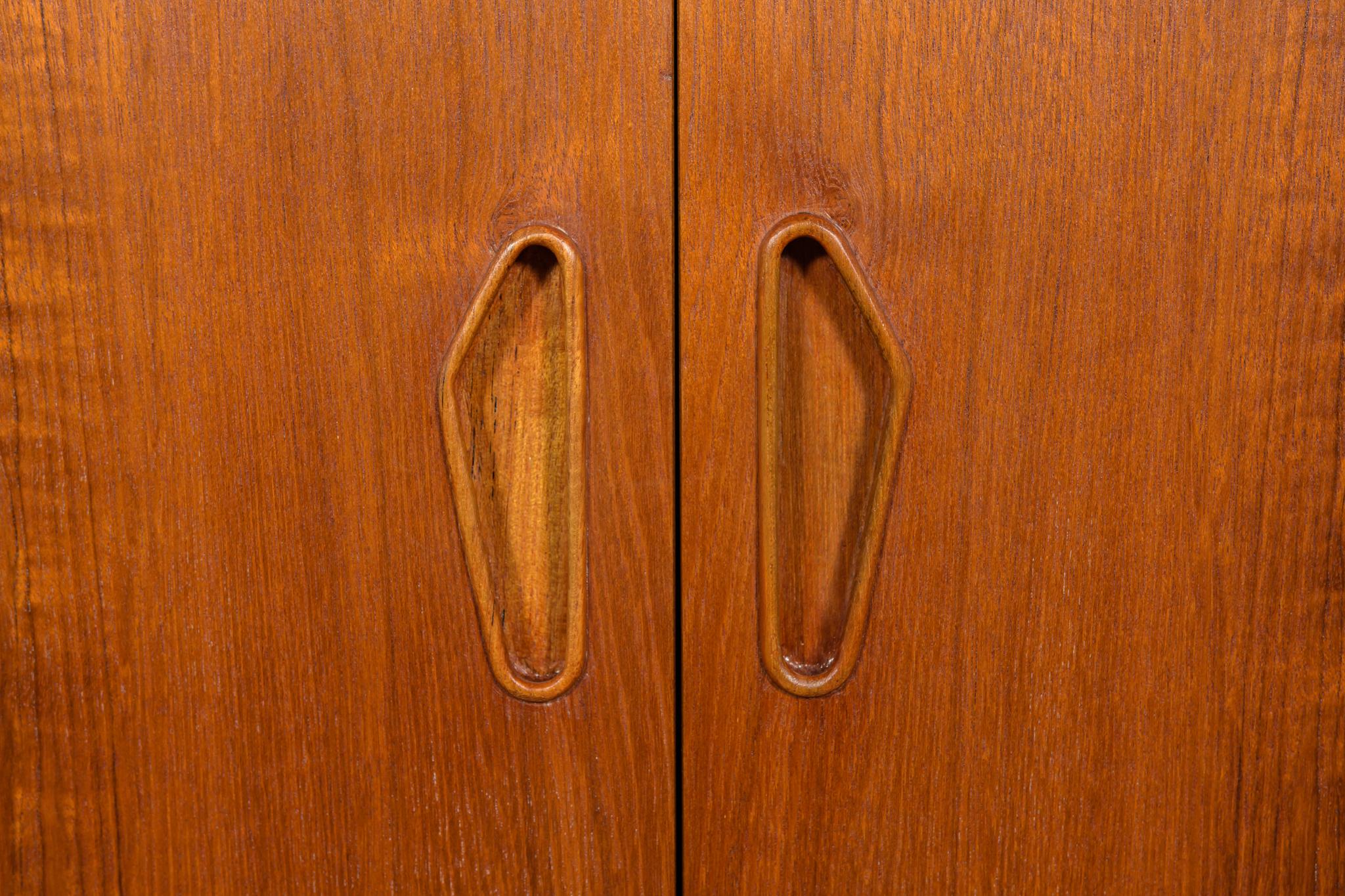 Credenza alta in teak di metà secolo, Danimarca, anni '60 in vendita 12