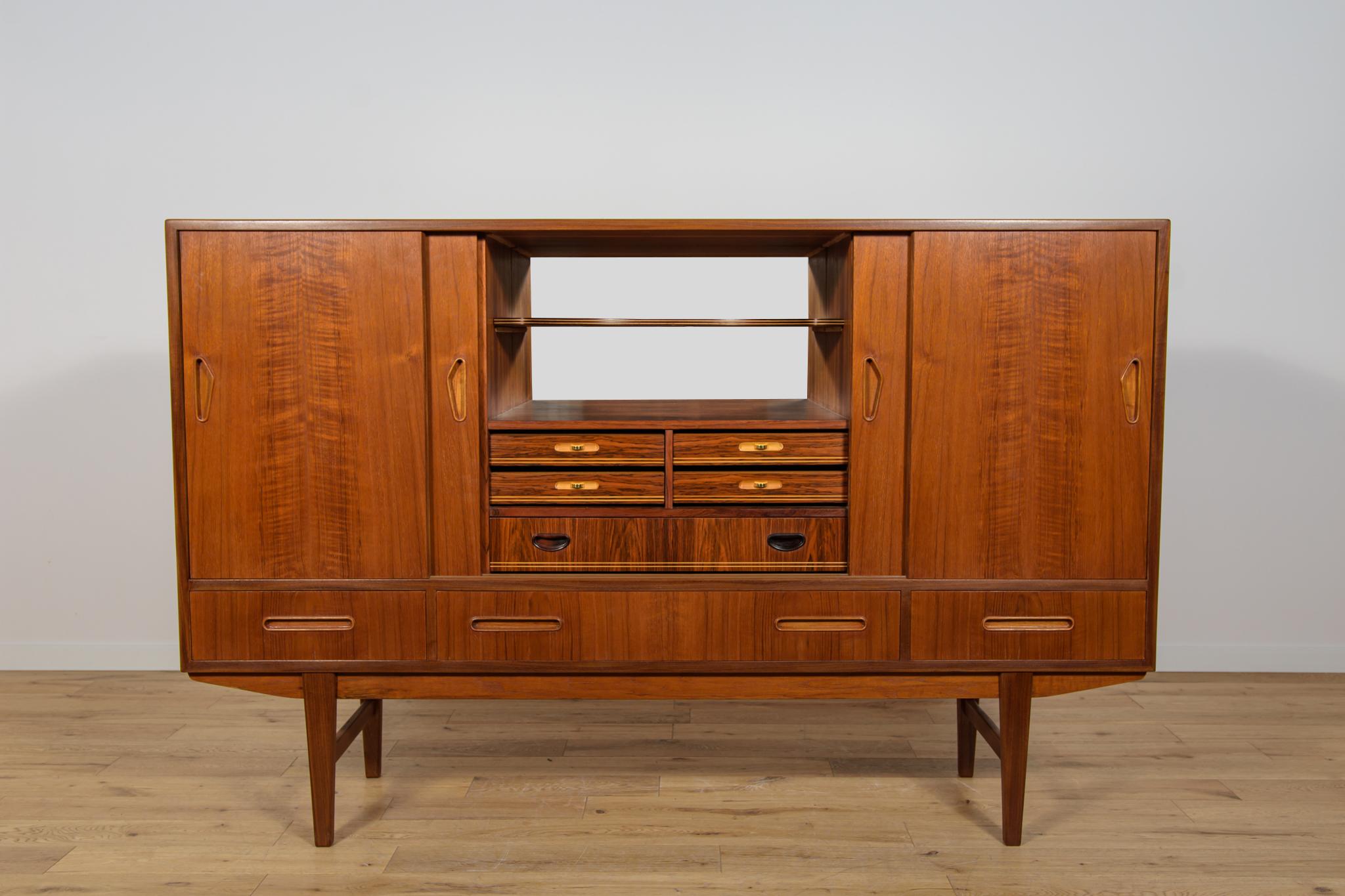 Credenza alta in teak di metà secolo, Danimarca, anni '60 In condizioni ottime in vendita a GNIEZNO, 30