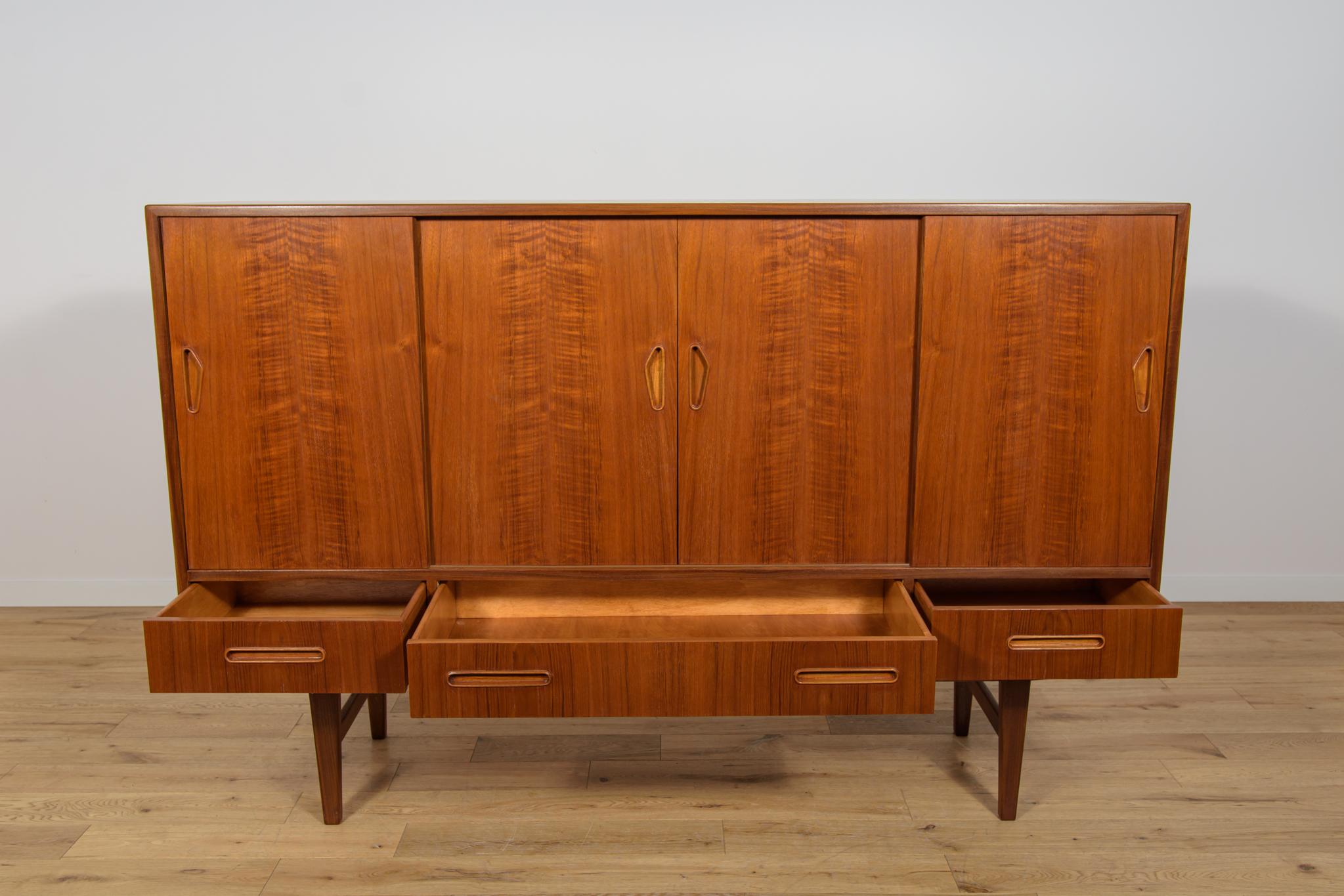 Credenza alta in teak di metà secolo, Danimarca, anni '60 in vendita 1