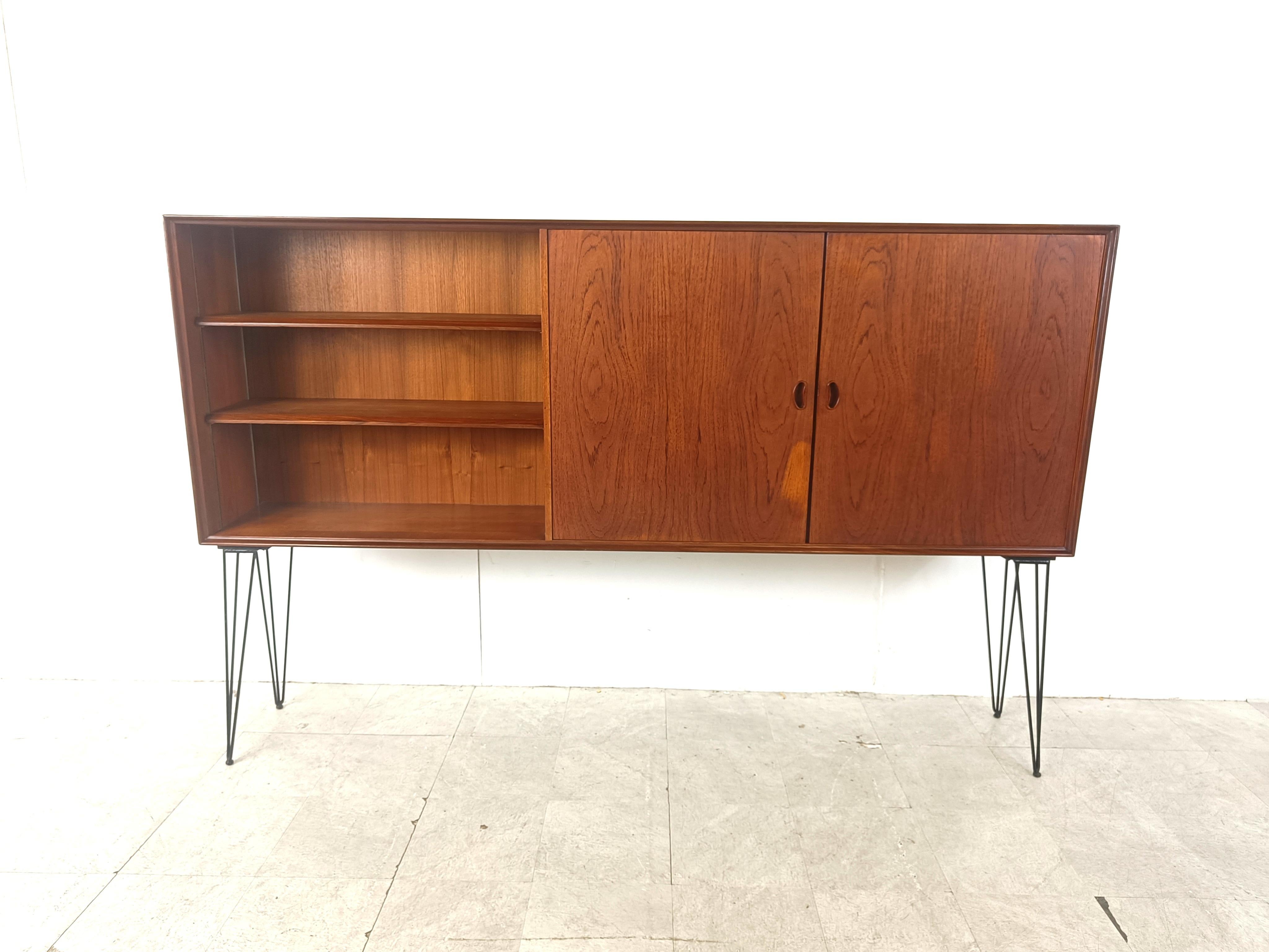 Credenza in teak di metà secolo di Oswald Vermaercke, realizzata alla fine degli anni Cinquanta.

È composto da due porte e da uno spazio per riporre 2 scaffali.

Montato su eleganti gambe a forcina aggiunte successivamente.

Anni '50 -