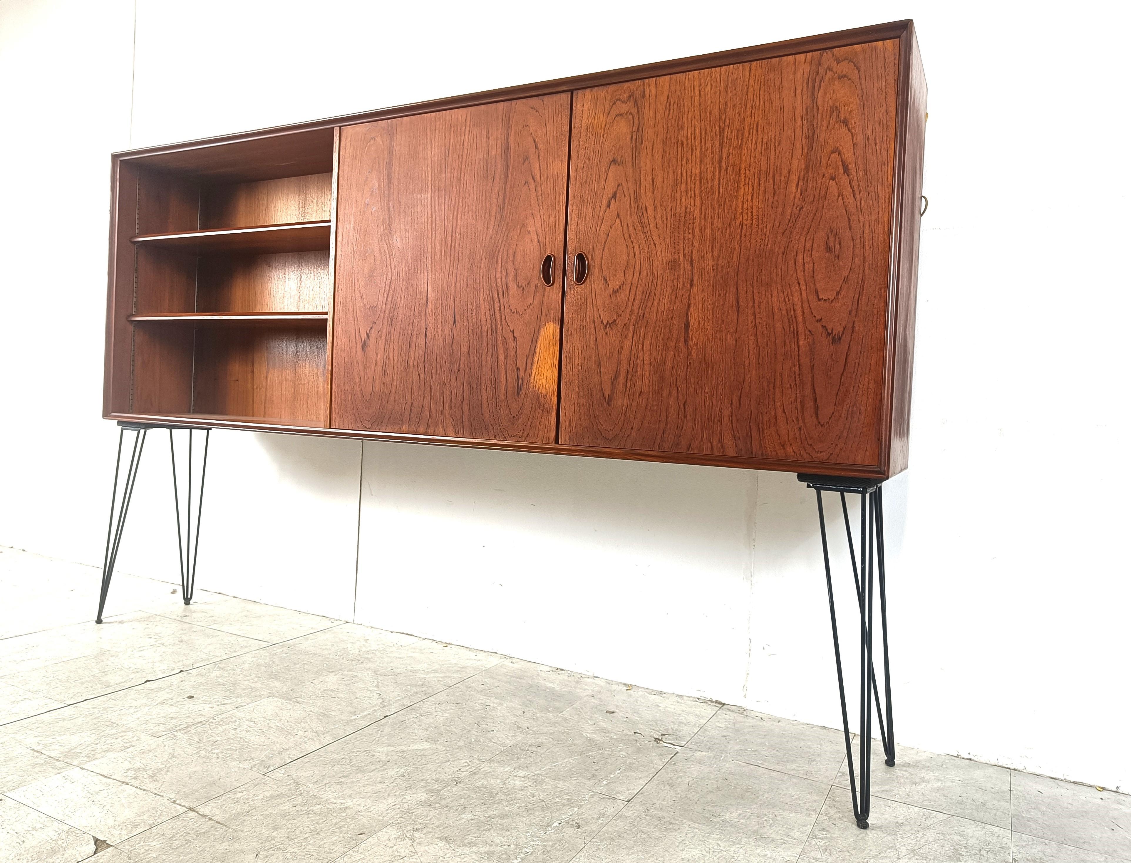 Credenza in teak di metà secolo di Oswald Vermaercke, anni '50 In condizioni buone in vendita a Leuven, Vlaams Gewest