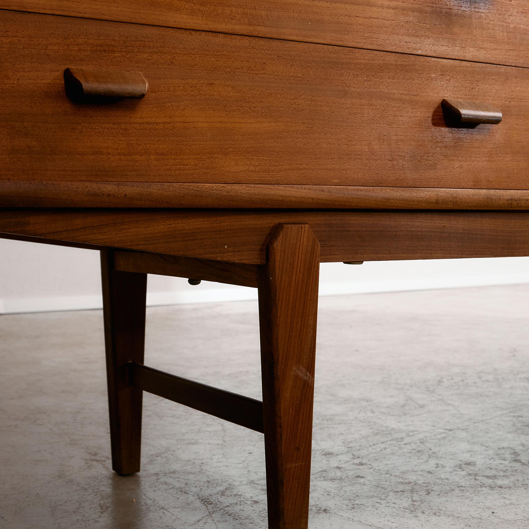 Tablero alto de teca de mediados de siglo con patas esculpidas, almacenaje y estante de cristal, años 60 en venta 15