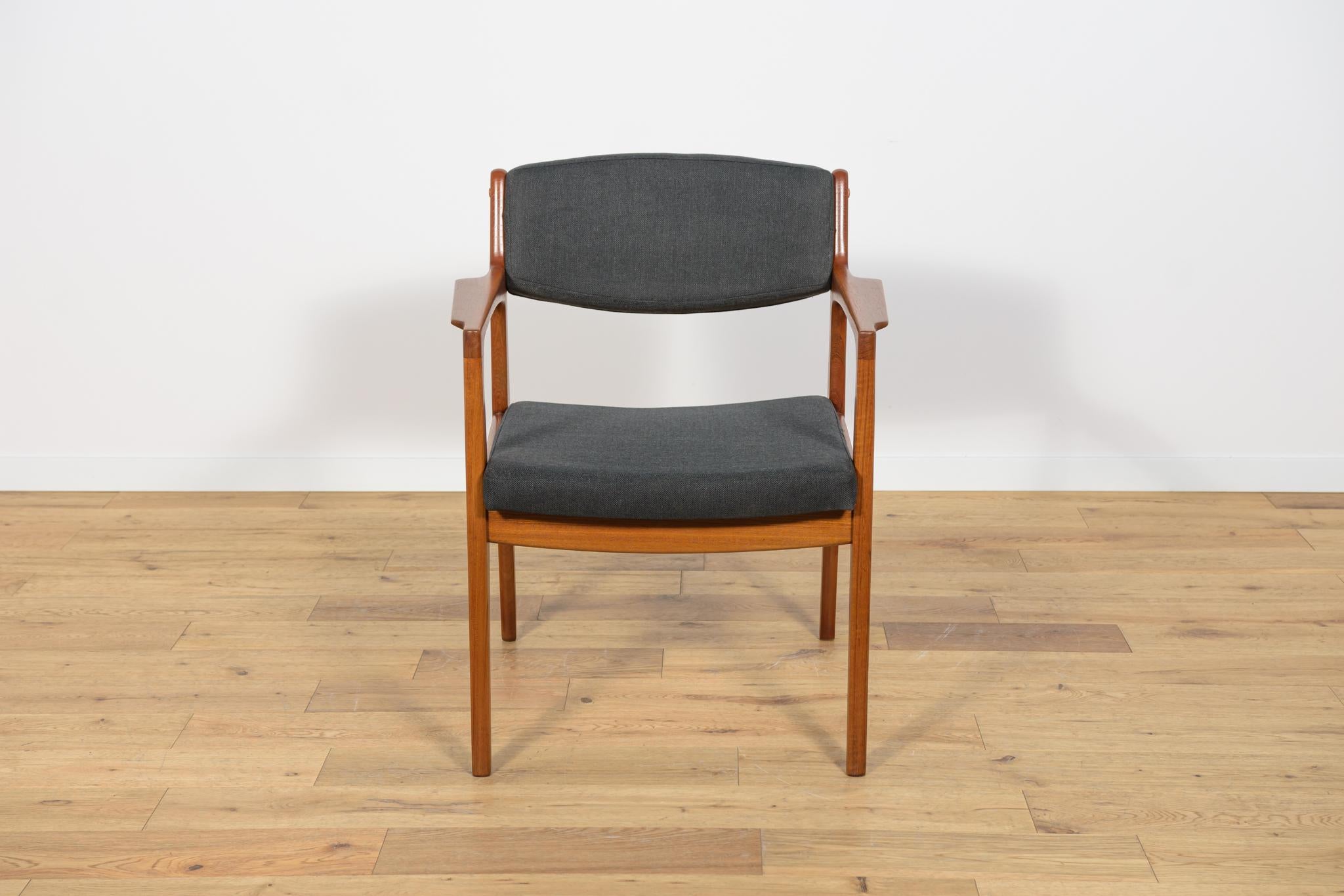 La sedia da ufficio progettata da Erik Buck per il produttore danese Orum Mobelfabrik negli anni Sessanta. La poltrona è stata completamente rinnovata e imbottita. Il legno di teak è stato ripulito dal vecchio rivestimento e rifinito con olio danese