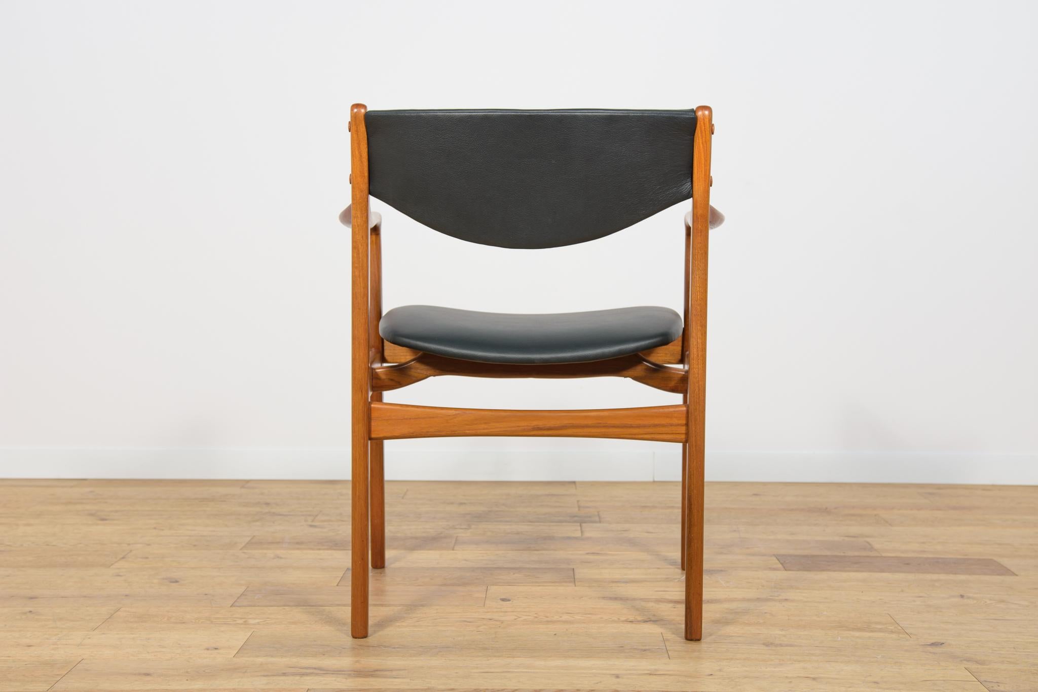 Poltrona di metà secolo in teak e pelle, Danimarca, anni '60 In condizioni ottime in vendita a GNIEZNO, 30