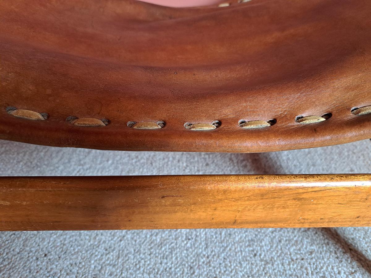 Sgabello di metà secolo in teak e pelle di Werner Biermann per Arte Sano, Colombia in vendita 3