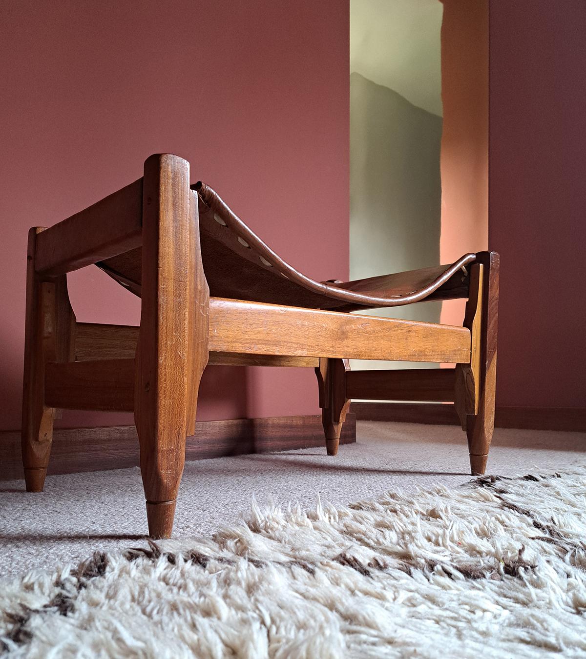 Europeo Sgabello di metà secolo in teak e pelle di Werner Biermann per Arte Sano, Colombia in vendita