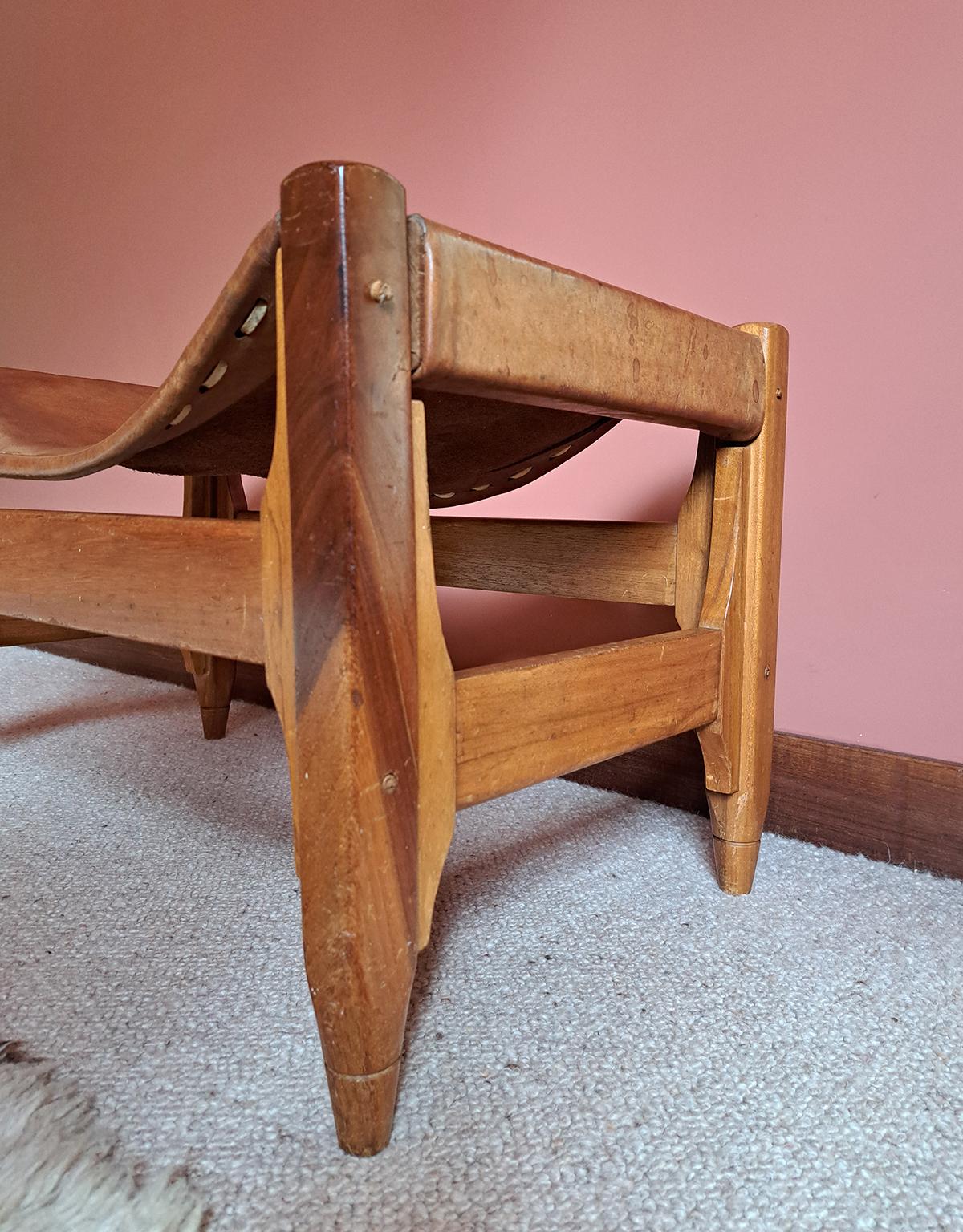 Sgabello di metà secolo in teak e pelle di Werner Biermann per Arte Sano, Colombia In condizioni discrete in vendita a St. Leonards-On-Sea, GB