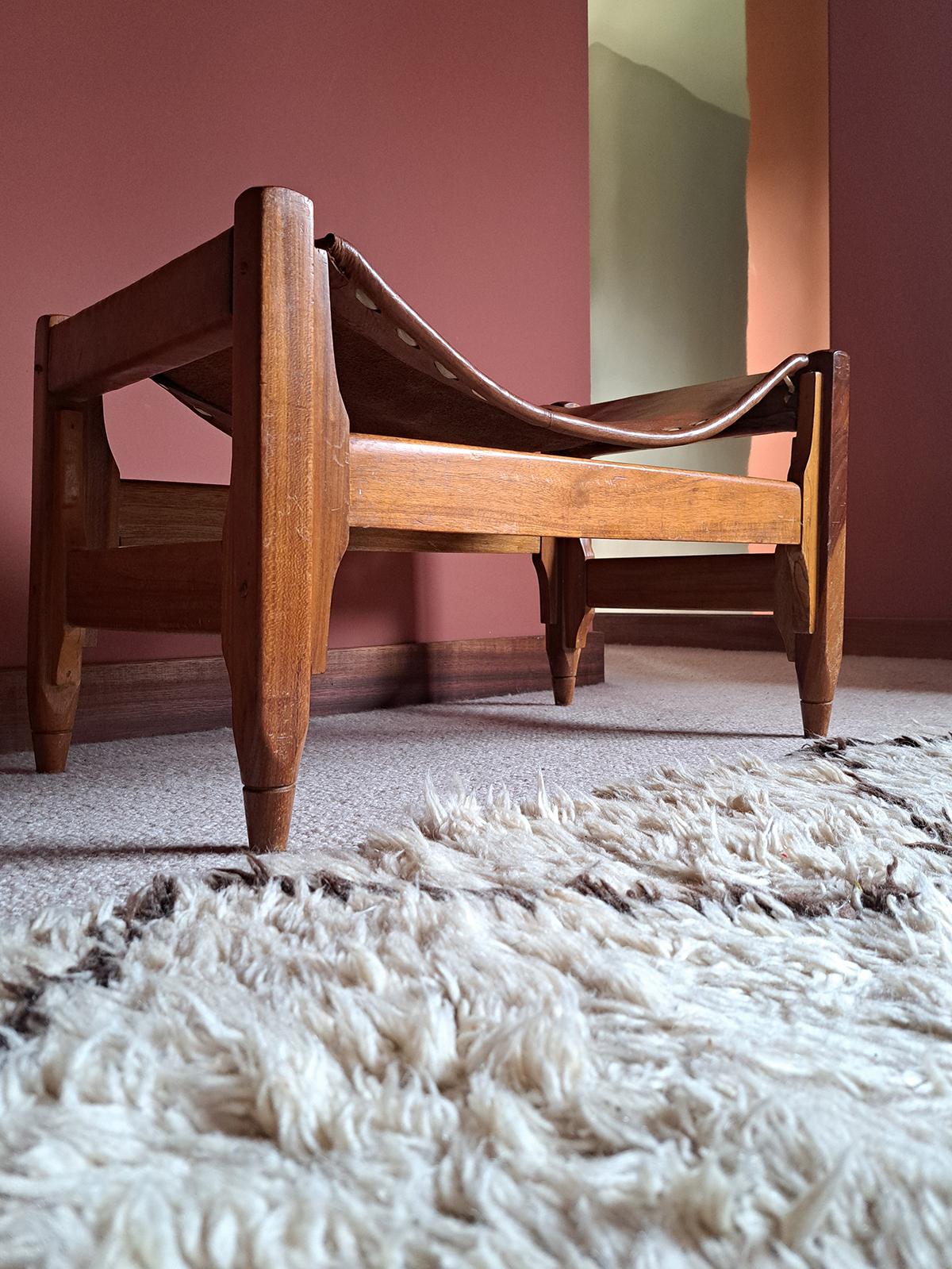 XX secolo Sgabello di metà secolo in teak e pelle di Werner Biermann per Arte Sano, Colombia in vendita