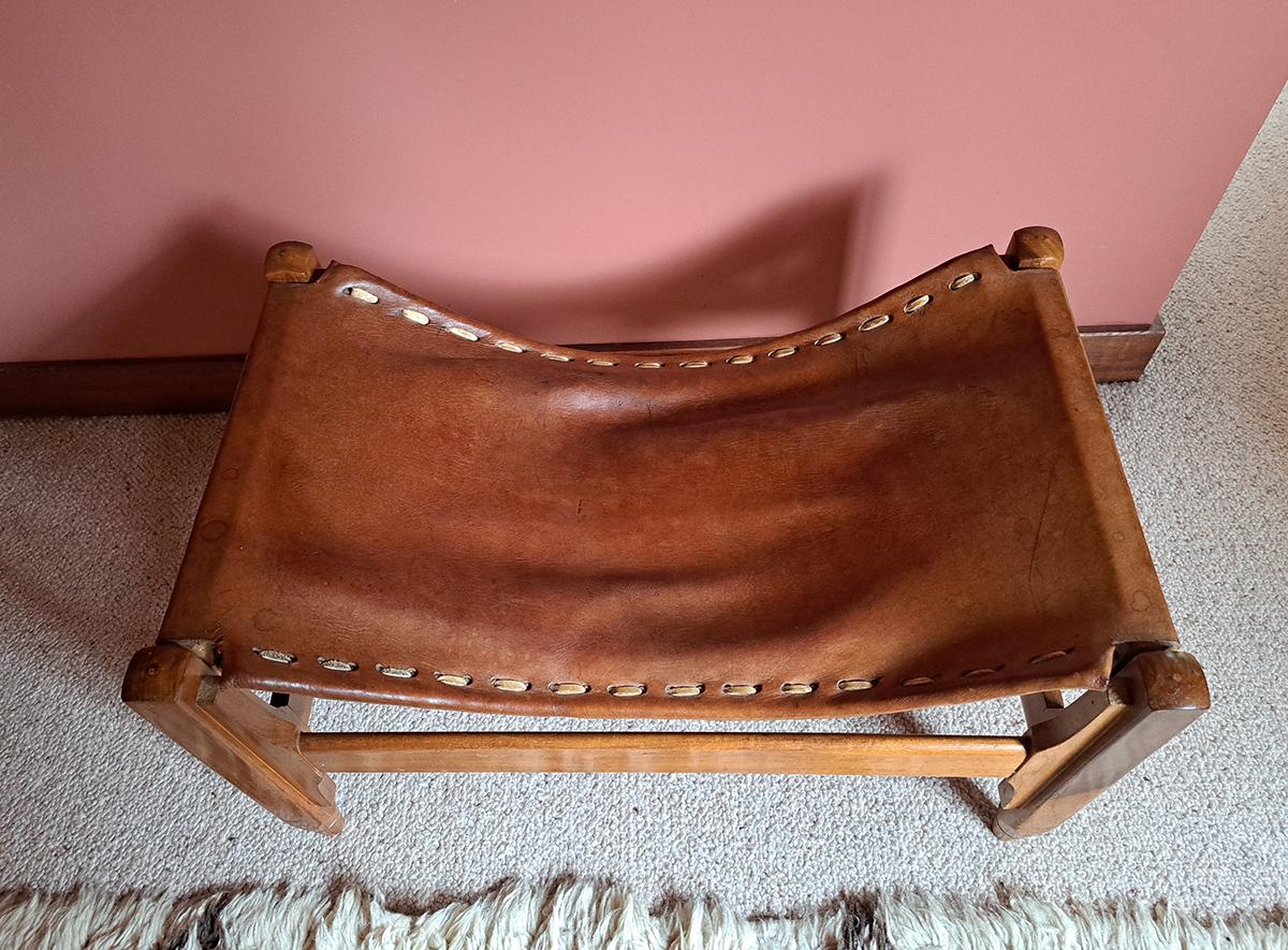 Pelle Sgabello di metà secolo in teak e pelle di Werner Biermann per Arte Sano, Colombia in vendita