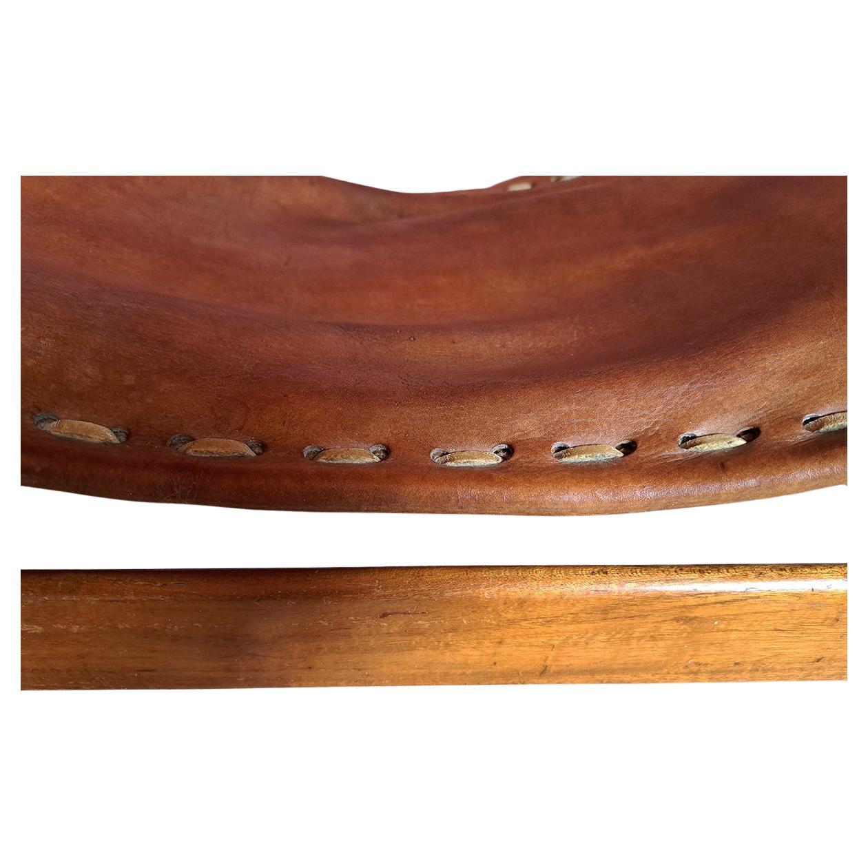 Sgabello di metà secolo in teak e pelle di Werner Biermann per Arte Sano, Colombia in vendita 1