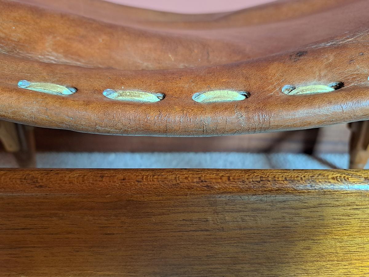 Sgabello di metà secolo in teak e pelle di Werner Biermann per Arte Sano, Colombia in vendita 2