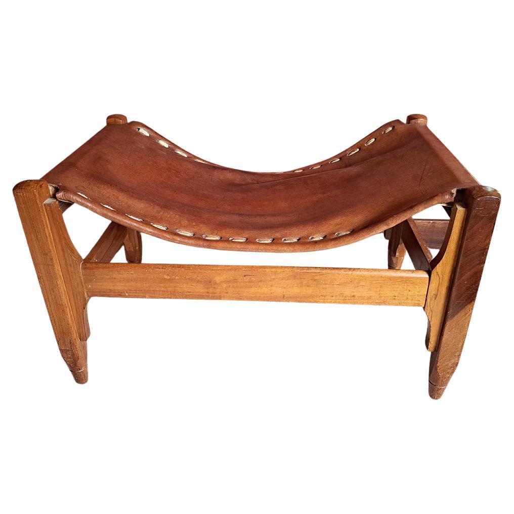 Sgabello di metà secolo in teak e pelle di Werner Biermann per Arte Sano, Colombia in vendita