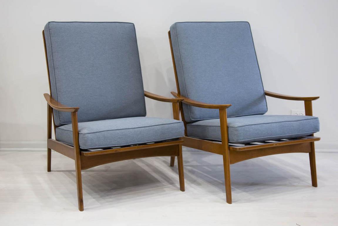 Pair of Midcentury Teak Lounge Chairs in Blue Knoll Fabric In Excellent Condition In Chicago, IL