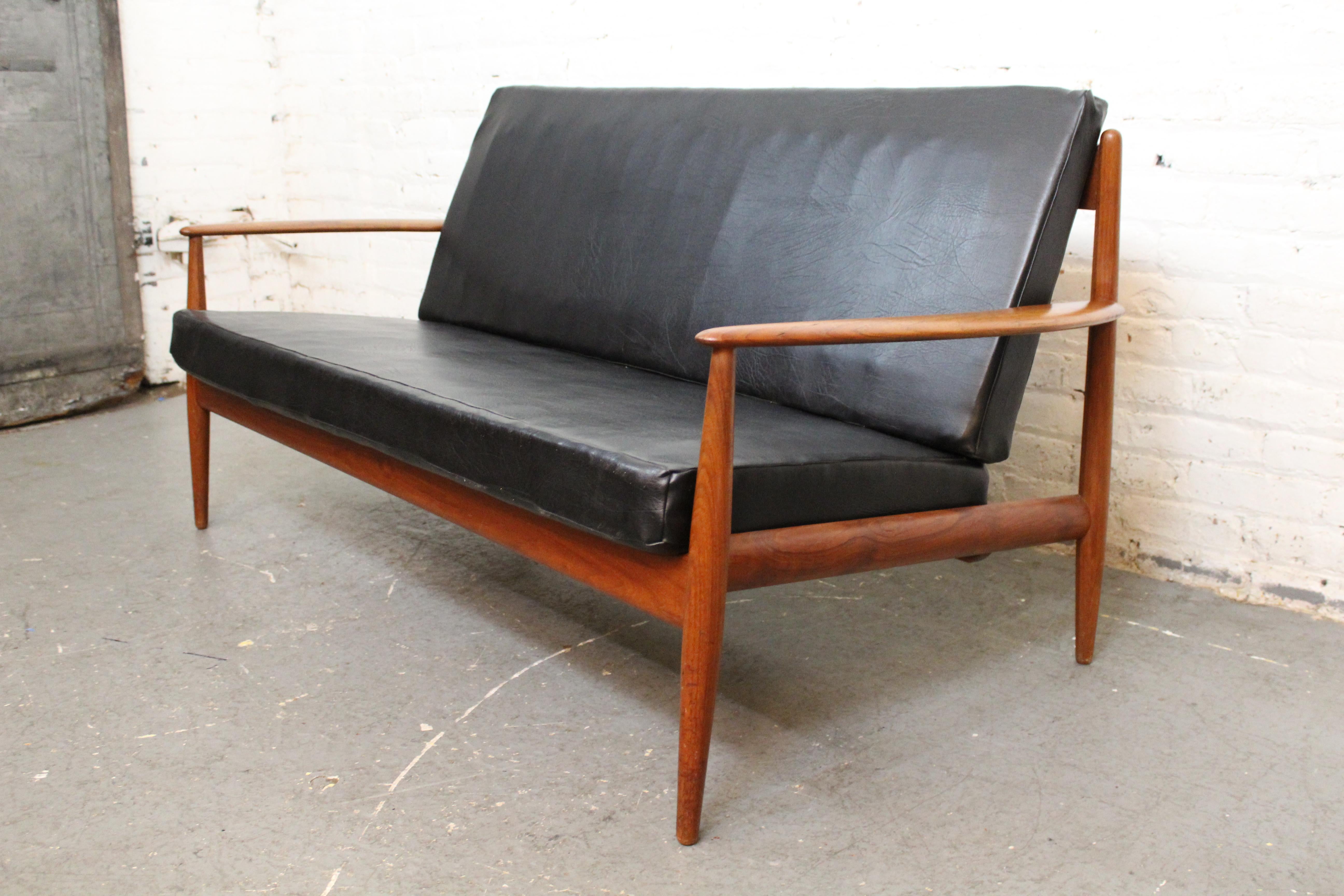 Poltrona in teak di metà secolo di Grete Jalk per France & Son in vendita 9