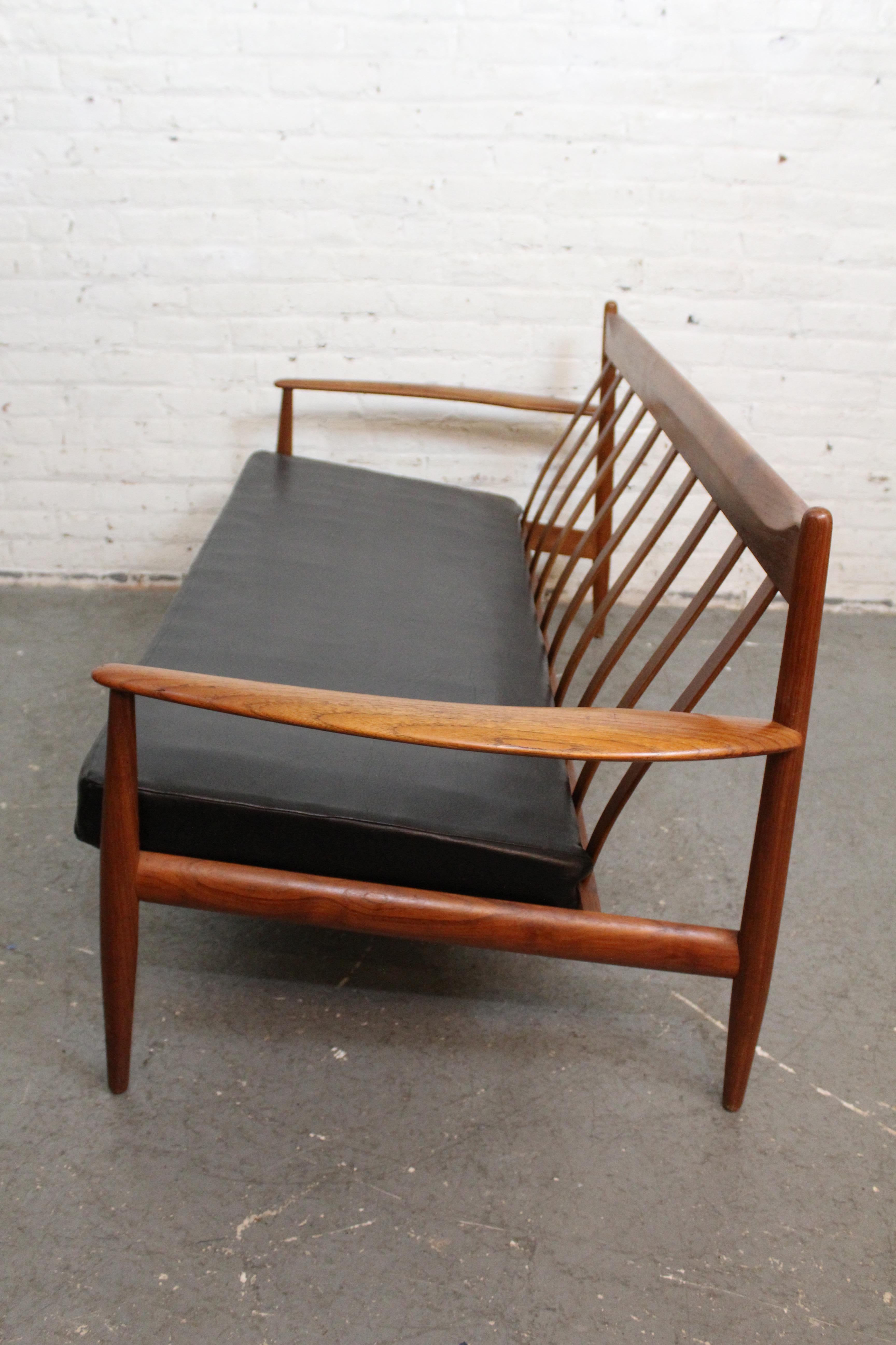 Poltrona in teak di metà secolo di Grete Jalk per France & Son In condizioni buone in vendita a Brooklyn, NY