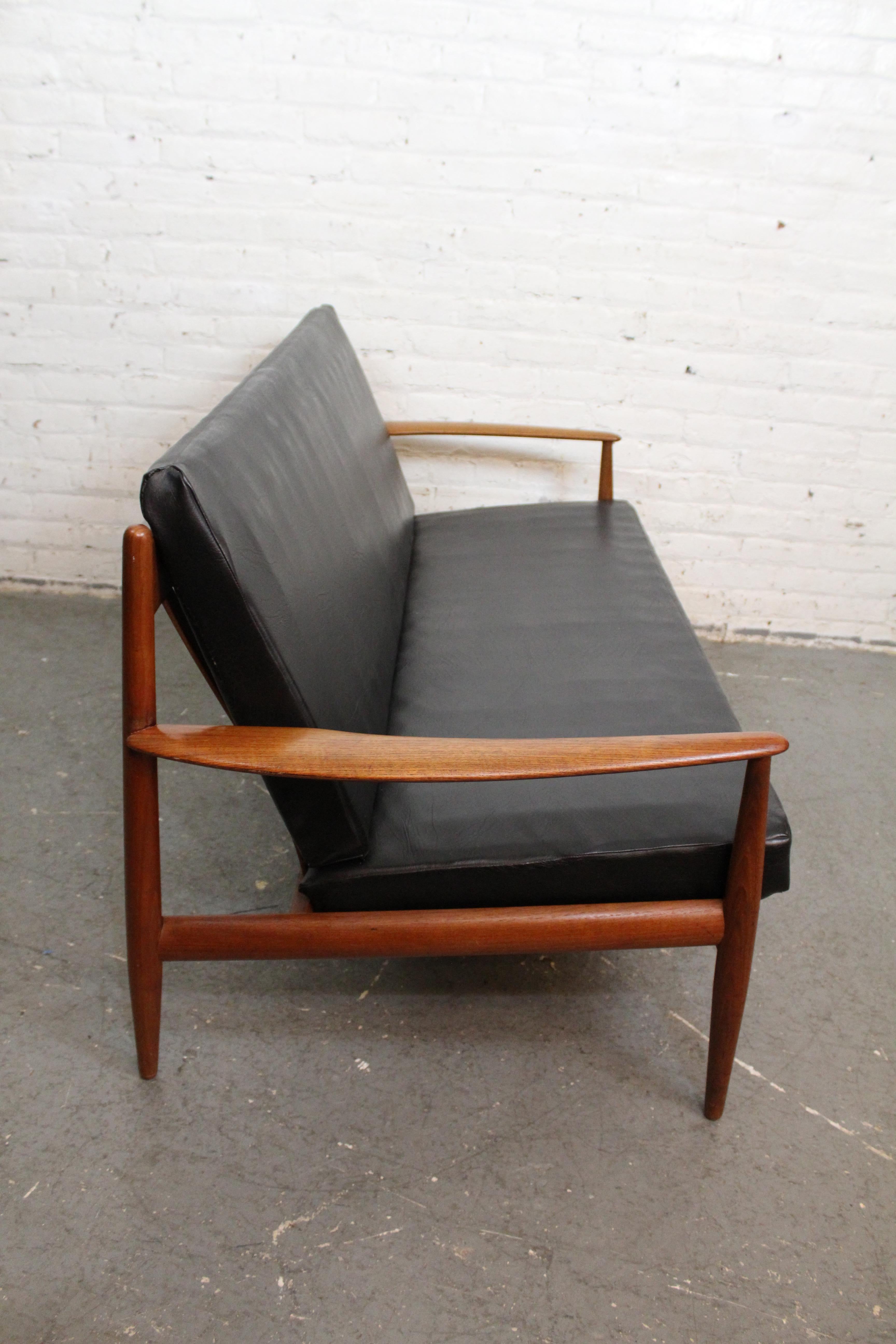 Materiale sintetico Poltrona in teak di metà secolo di Grete Jalk per France & Son in vendita