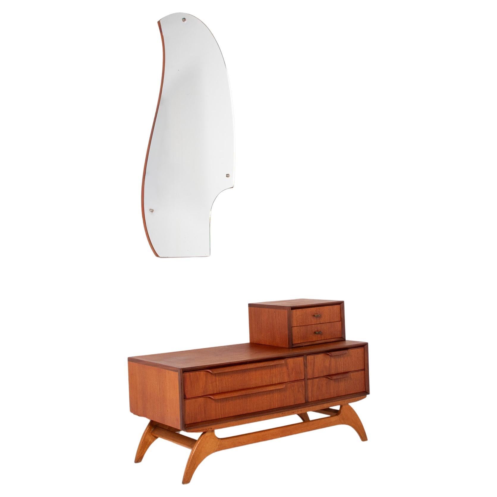 Coffre bas en teck du milieu du siècle avec miroir - Commode basse danoise, années 1950 en vente