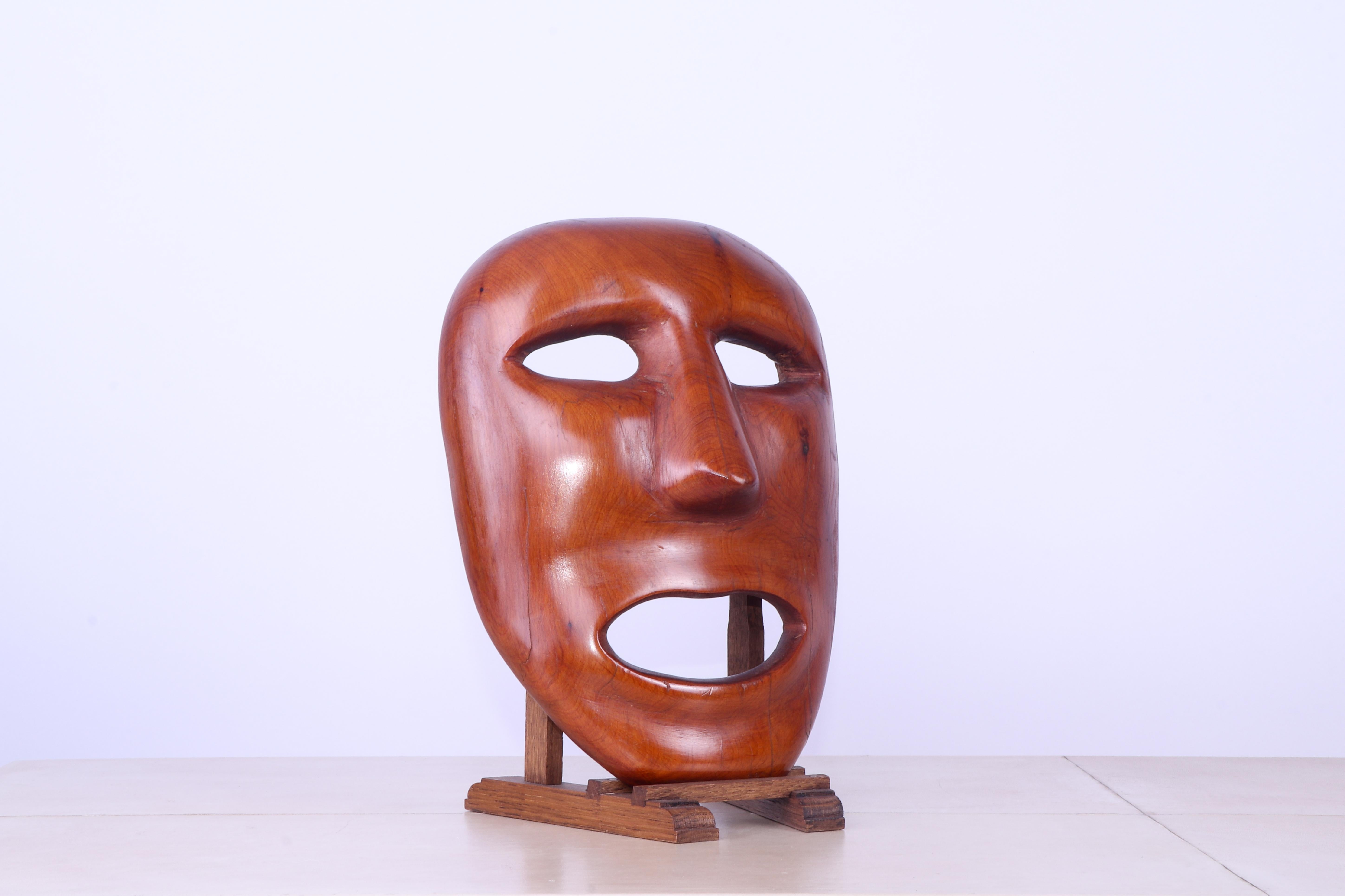 Maschera in teak di metà secolo con supporto In condizioni buone in vendita a PARIS, FR