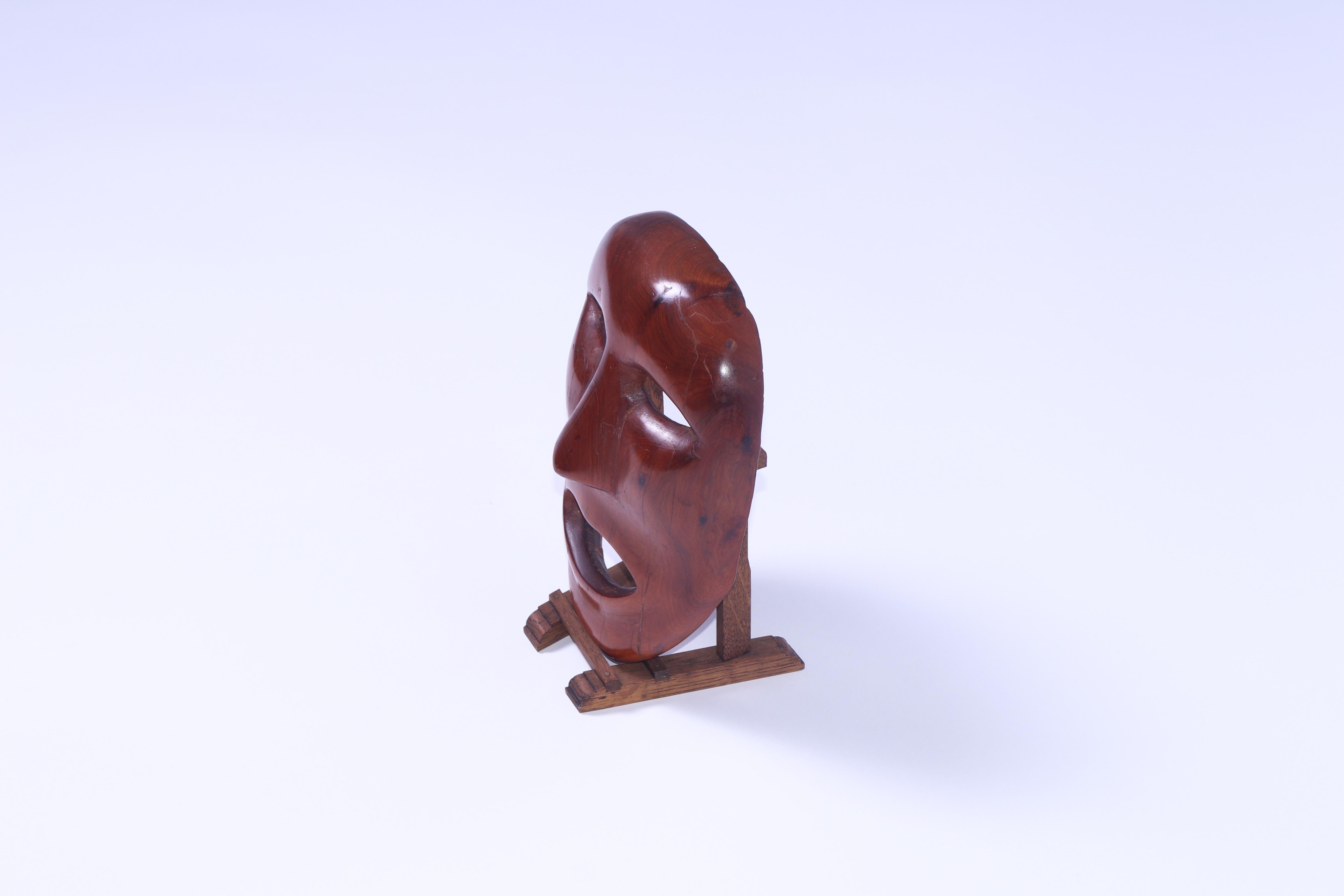 Metà XX secolo Maschera in teak di metà secolo con supporto in vendita