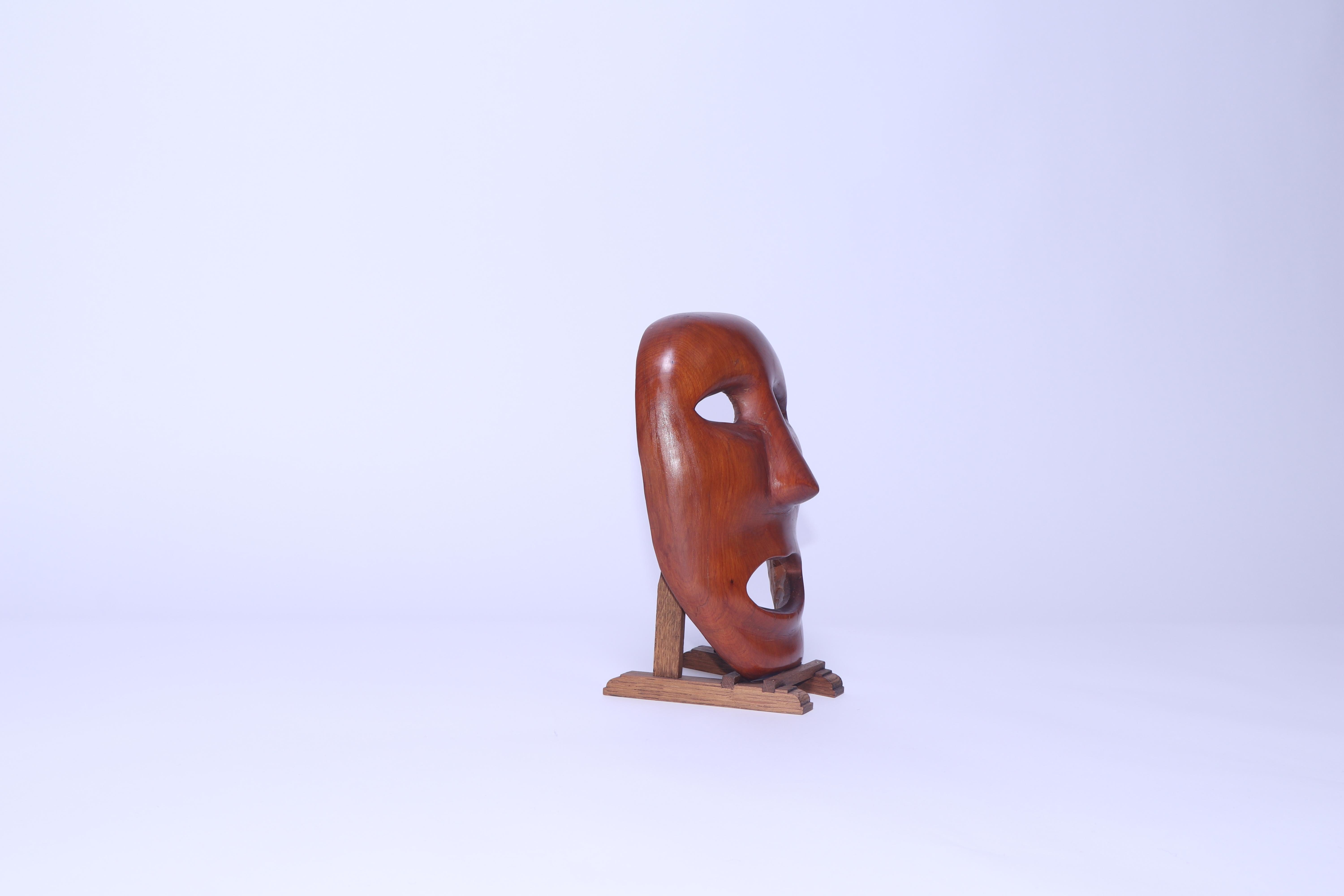 Máscara de teca de mediados de siglo con soporte en venta 1