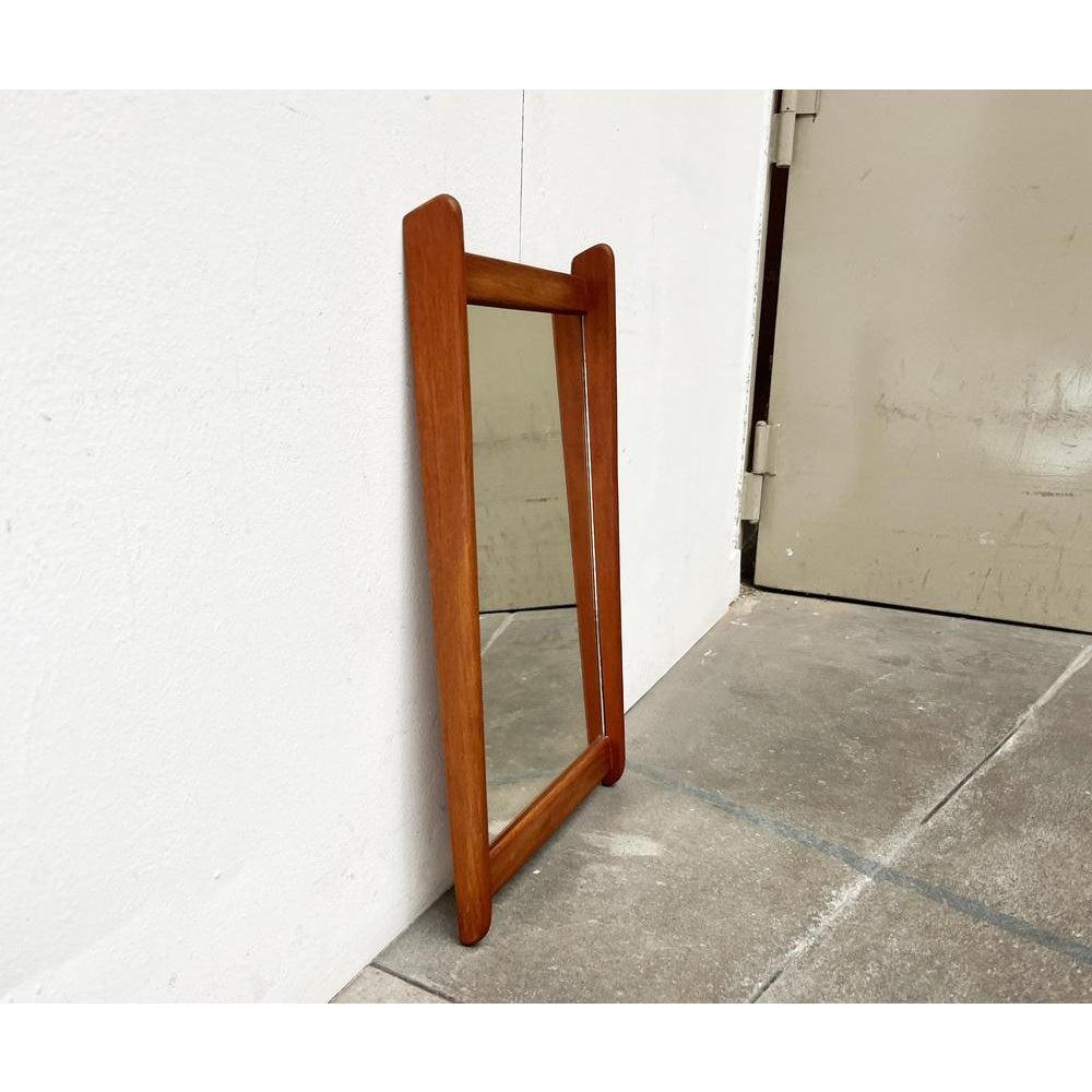 Specchio in teak di metà secolo, anni '60, in ottime condizioni. Progettato dal 1960 al 1969

Informazioni aggiuntive:
Materiali: Teak
Stile: Medioevo Moderno
Colore: marrone
Tipo di articolo: Vintage, Antico o Pre-owned
Dimensioni: 14,57ʺW × 1,97ʺD