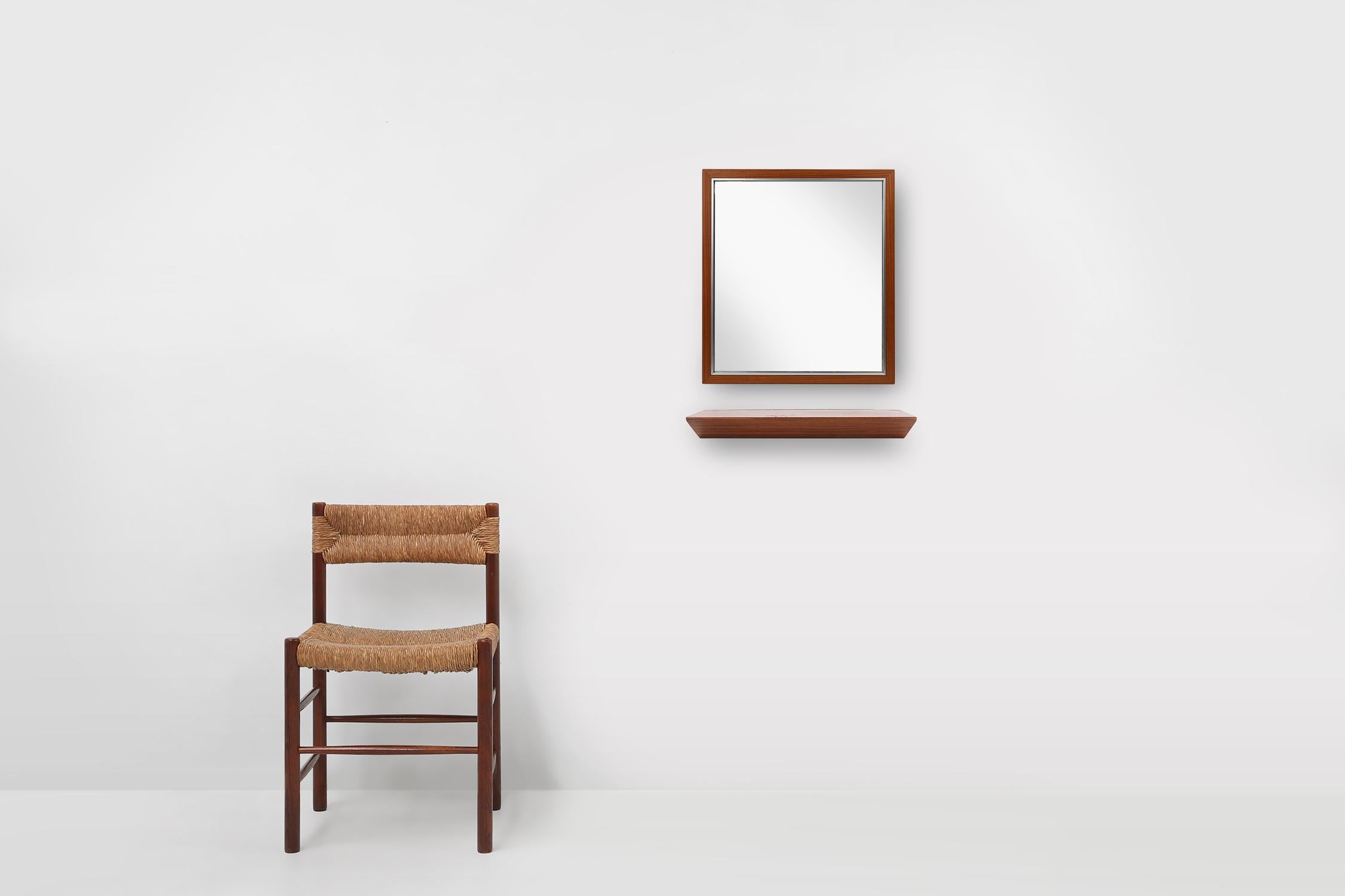 Belgio / 1960 / specchio con ripiano / De Coene / teak e specchio / metà secolo / vintage

Splendida specchiera di metà secolo con robusta scaffalatura a muro realizzata in teak dal produttore belga De Coene negli anni Sessanta. I 