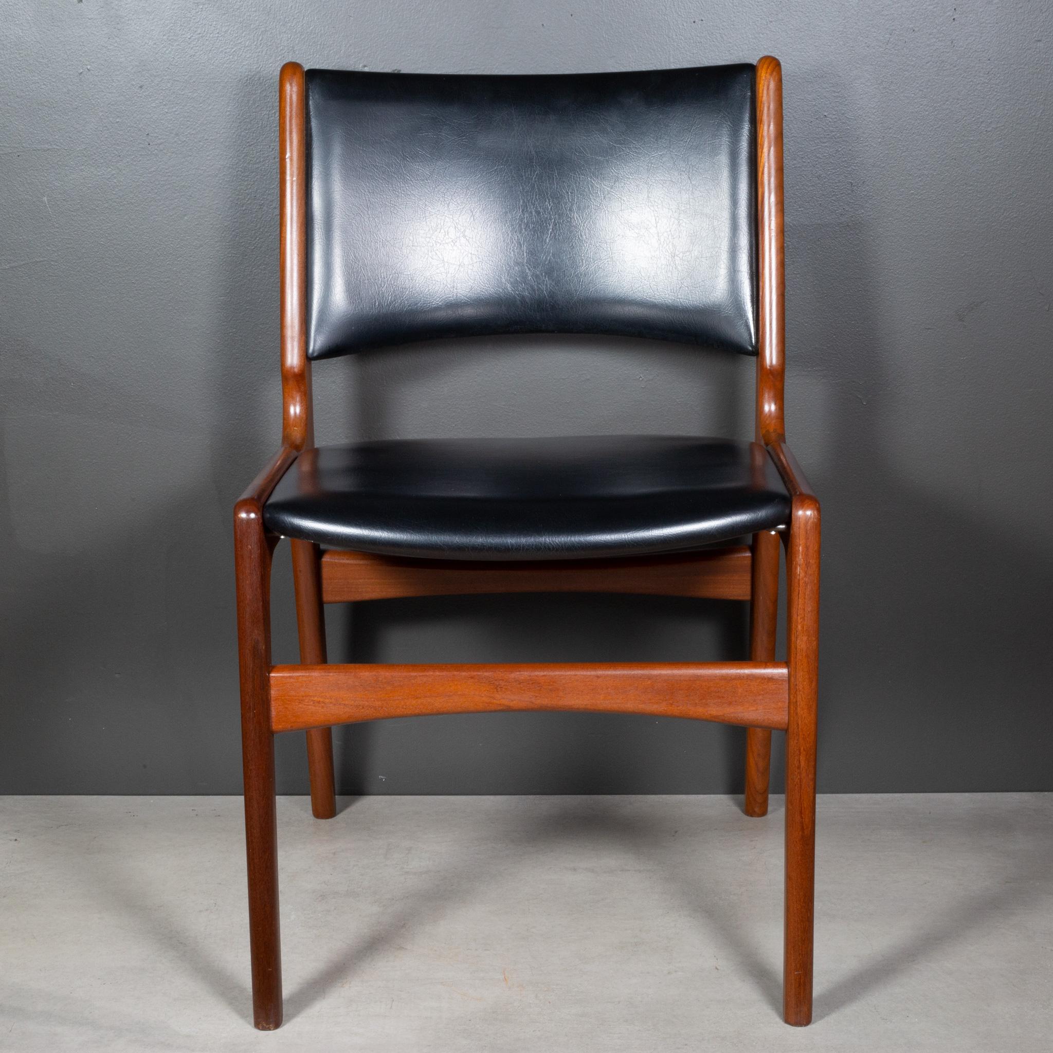 À PROPOS DE

Ensemble de quatre chaises de salle à manger modèle 89 Erik Buch pour Povl Dinesen, datant du milieu du siècle, en vinyle noir d'origine. Teck sculpté avec une belle menuiserie et des chevilles en bois sur chaque chaise.

    CRÉATEUR