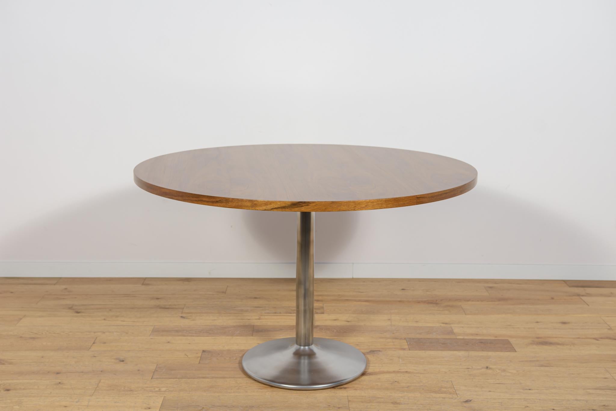 La table a été fabriquée au Danemark dans les années 1970. Plateau de table en teck . Les meubles ont fait l'objet d'une rénovation complète de la menuiserie, d'un nettoyage de l'ancien revêtement et d'une finition à l'huile danoise de haute