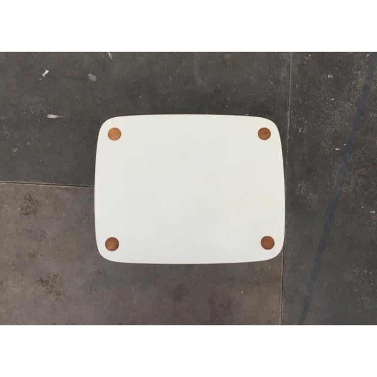 Petite table d'appoint avec une surface spéciale.

Cette table d'appoint reprend le langage classique des tables gigognes scandinaves. La particularité ici est le revêtement blanc de la surface. En tant qu'élément de design, les pieds en bois massif
