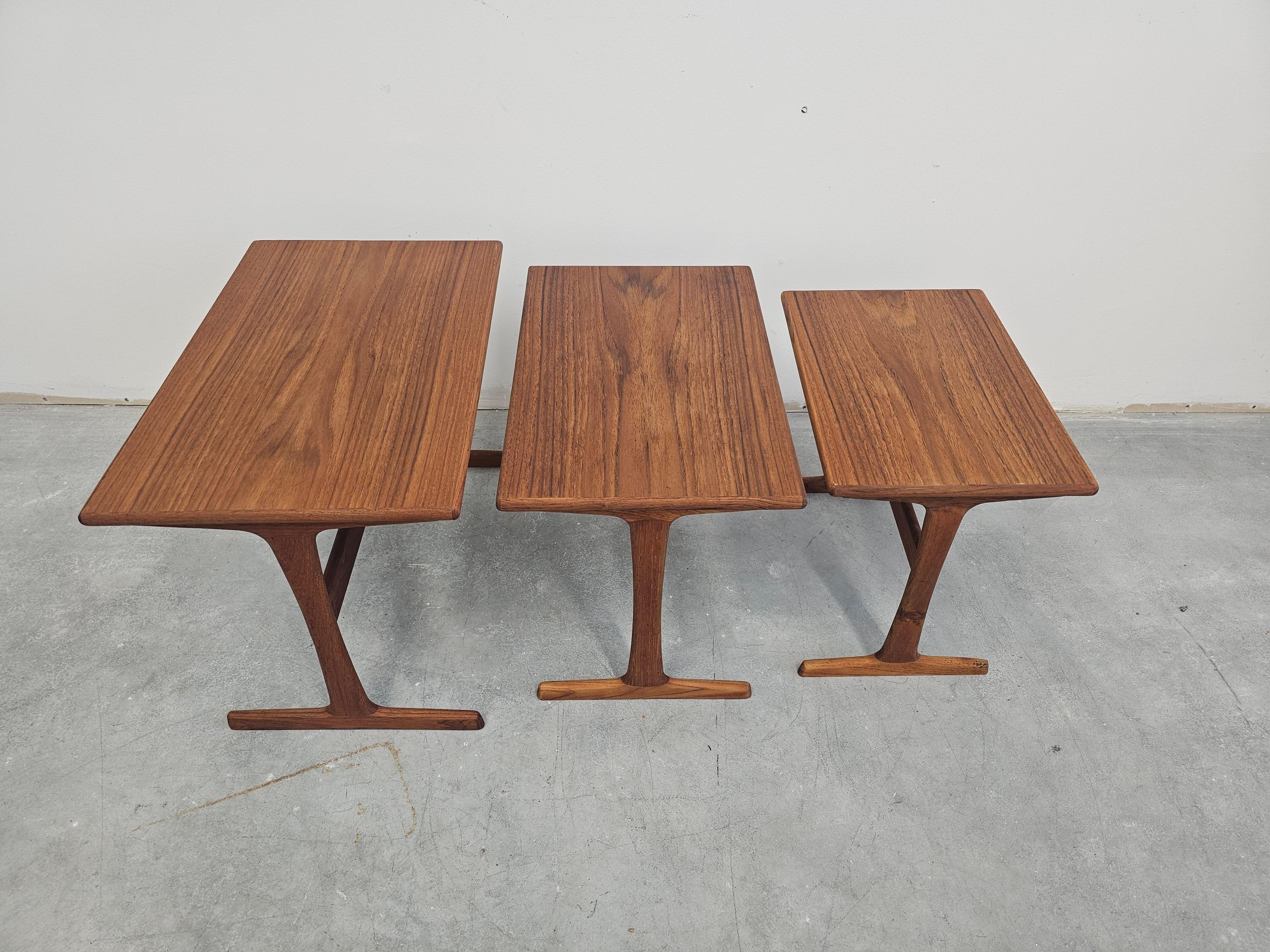 In this listing you will find a set of 3 Mid Century Modern nesting tables done in teak. This nest of tables is designed by Kai Kristiansen and manufactured by Vildbjerg Møbelfabrik. The design of the side tables looks like a mini pedestal table,